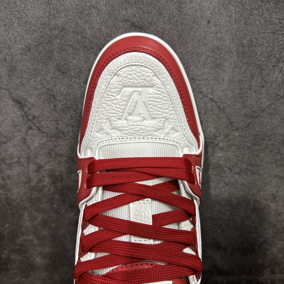 图片[5]-【YS纯原】广奢高端货 LOUIS VUITTON 路易威登 LV Trainer系列 拉丝白红 ✦ 原楦原纸版开模，鞋型立体饱满 ✦ 零毛边、零溢胶、零线头瑕疵 ✦ 细节与原版一致 区分市面通货 ✦ 多层叠片＋电脑针车，针距密度一致 ✦ Monogram浮雕＋3D高频压纹 ✦ 多密度发泡中底：支撑回弹媲美专柜 ✦ 原装橡胶大底：含胶量高、纹路深、双拼接零偏差 ✦ ZP级原装包装：专柜款鞋盒＋防尘袋＋说明书 尺码：35-45-选品中心