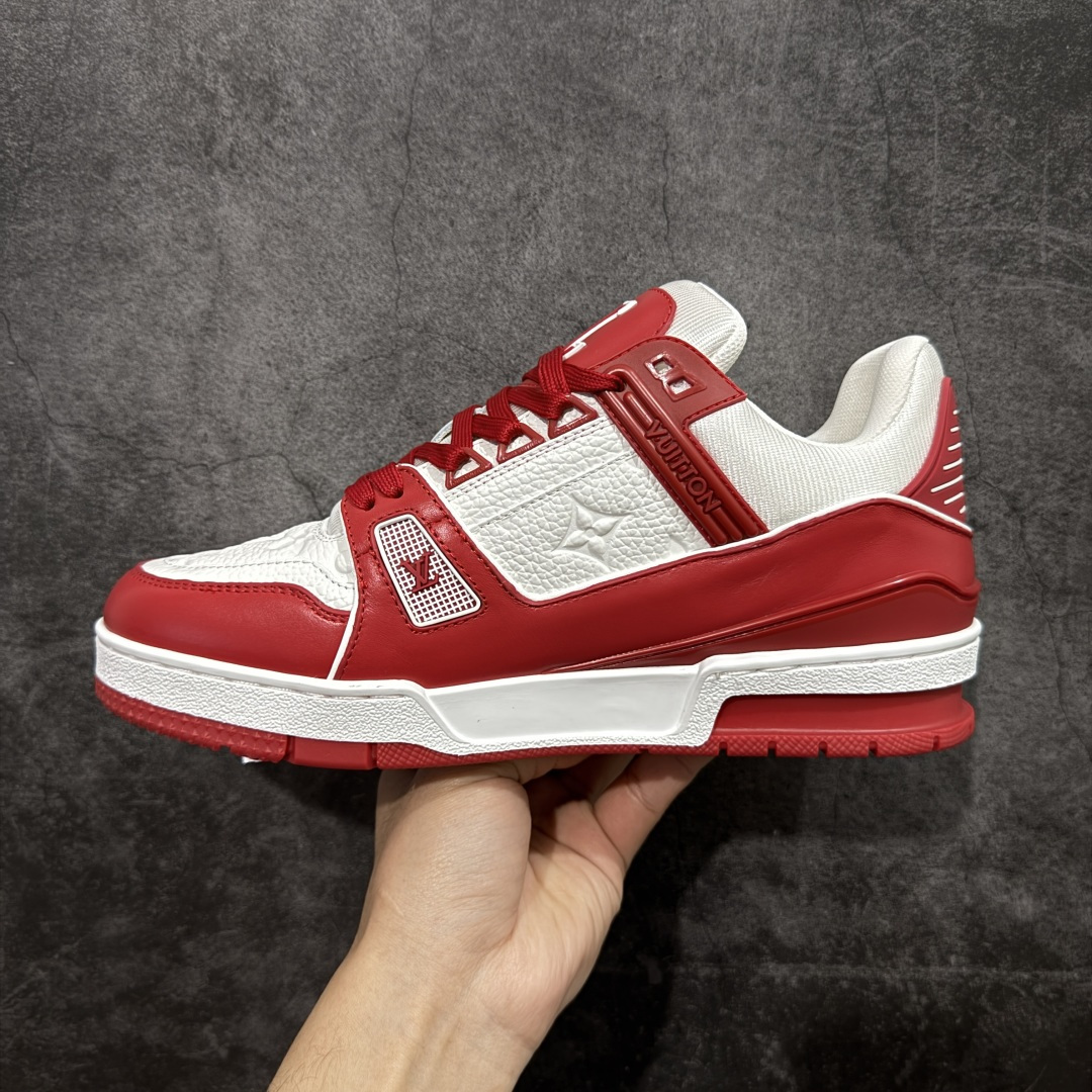 图片[2]-【YS纯原】广奢高端货 LOUIS VUITTON 路易威登 LV Trainer系列 拉丝白红 ✦ 原楦原纸版开模，鞋型立体饱满 ✦ 零毛边、零溢胶、零线头瑕疵 ✦ 细节与原版一致 区分市面通货 ✦ 多层叠片＋电脑针车，针距密度一致 ✦ Monogram浮雕＋3D高频压纹 ✦ 多密度发泡中底：支撑回弹媲美专柜 ✦ 原装橡胶大底：含胶量高、纹路深、双拼接零偏差 ✦ ZP级原装包装：专柜款鞋盒＋防尘袋＋说明书 尺码：35-45-选品中心