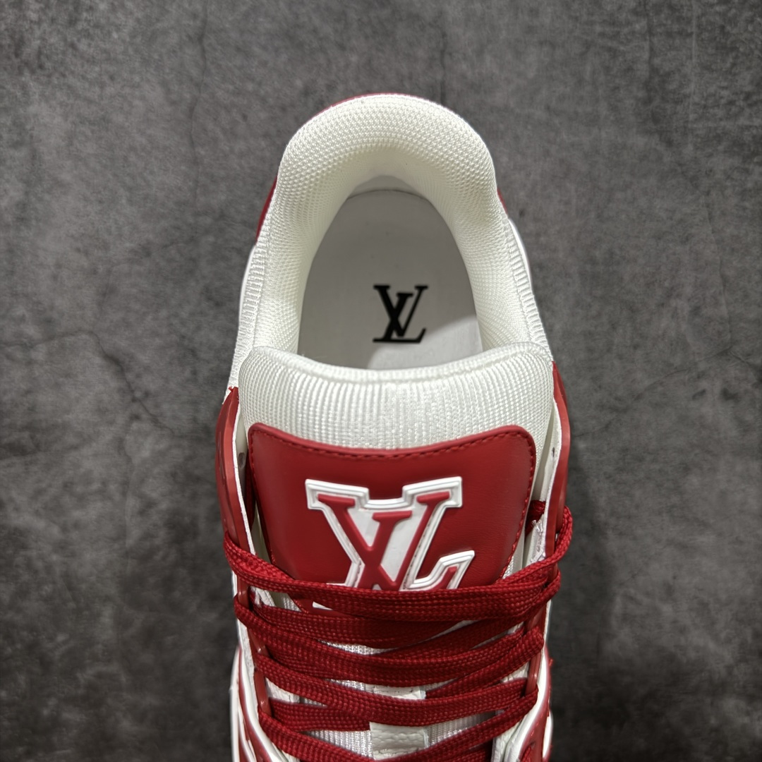 图片[8]-【YS纯原】广奢高端货 LOUIS VUITTON 路易威登 LV Trainer系列 拉丝白红 ✦ 原楦原纸版开模，鞋型立体饱满 ✦ 零毛边、零溢胶、零线头瑕疵 ✦ 细节与原版一致 区分市面通货 ✦ 多层叠片＋电脑针车，针距密度一致 ✦ Monogram浮雕＋3D高频压纹 ✦ 多密度发泡中底：支撑回弹媲美专柜 ✦ 原装橡胶大底：含胶量高、纹路深、双拼接零偏差 ✦ ZP级原装包装：专柜款鞋盒＋防尘袋＋说明书 尺码：35-45-选品中心