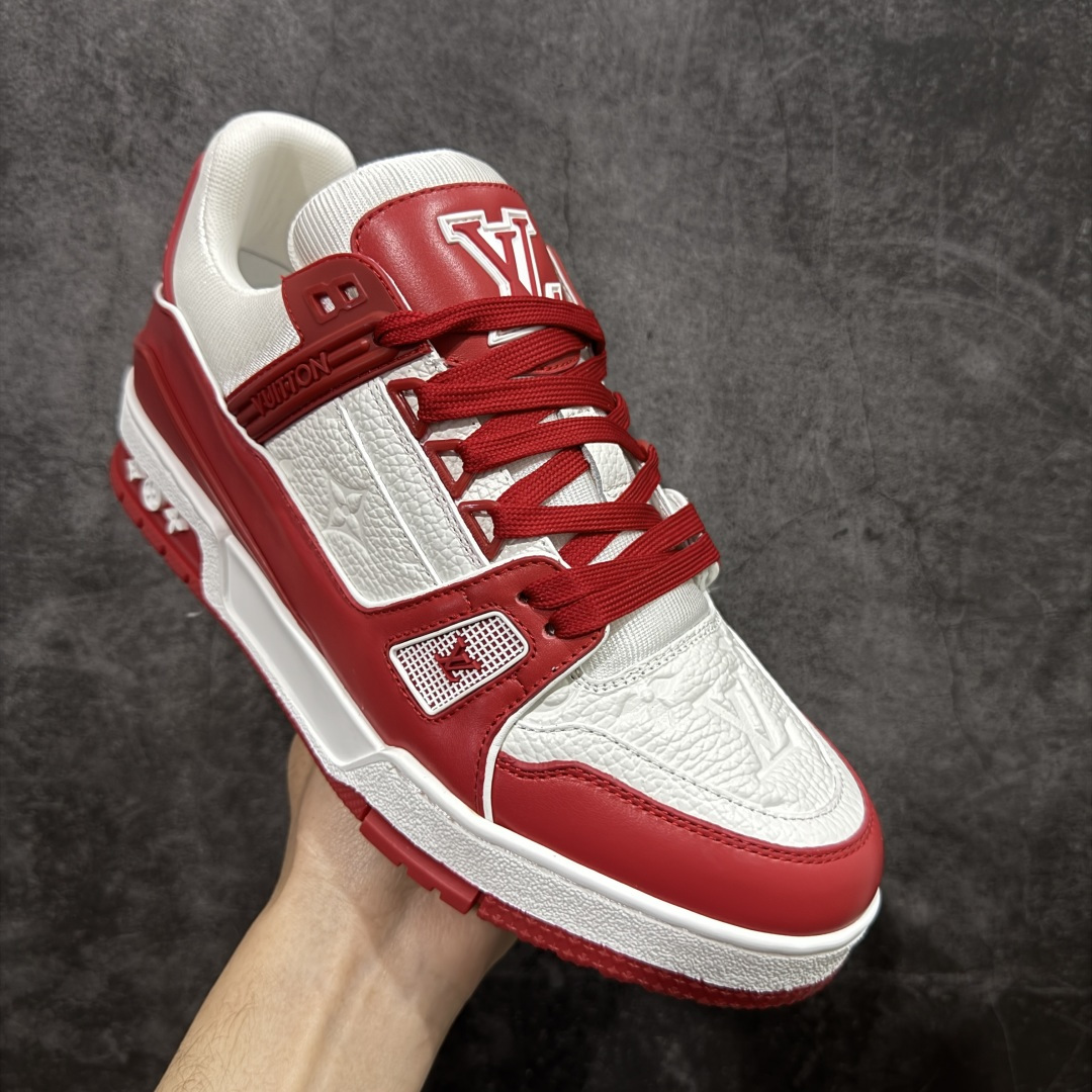 图片[3]-【YS纯原】广奢高端货 LOUIS VUITTON 路易威登 LV Trainer系列 拉丝白红 ✦ 原楦原纸版开模，鞋型立体饱满 ✦ 零毛边、零溢胶、零线头瑕疵 ✦ 细节与原版一致 区分市面通货 ✦ 多层叠片＋电脑针车，针距密度一致 ✦ Monogram浮雕＋3D高频压纹 ✦ 多密度发泡中底：支撑回弹媲美专柜 ✦ 原装橡胶大底：含胶量高、纹路深、双拼接零偏差 ✦ ZP级原装包装：专柜款鞋盒＋防尘袋＋说明书 尺码：35-45-选品中心