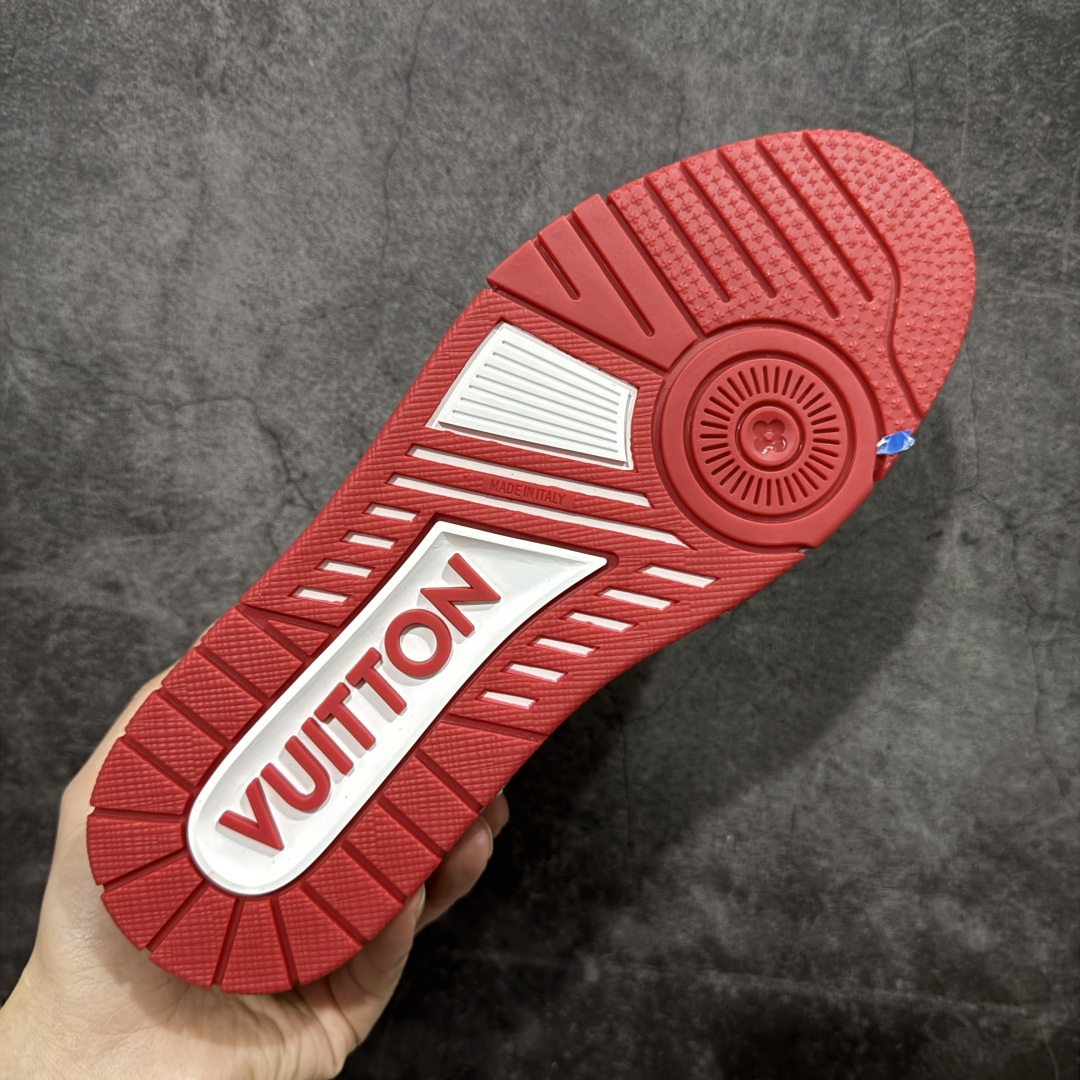 图片[9]-【YS纯原】广奢高端货 LOUIS VUITTON 路易威登 LV Trainer系列 拉丝白红 ✦ 原楦原纸版开模，鞋型立体饱满 ✦ 零毛边、零溢胶、零线头瑕疵 ✦ 细节与原版一致 区分市面通货 ✦ 多层叠片＋电脑针车，针距密度一致 ✦ Monogram浮雕＋3D高频压纹 ✦ 多密度发泡中底：支撑回弹媲美专柜 ✦ 原装橡胶大底：含胶量高、纹路深、双拼接零偏差 ✦ ZP级原装包装：专柜款鞋盒＋防尘袋＋说明书 尺码：35-45-选品中心
