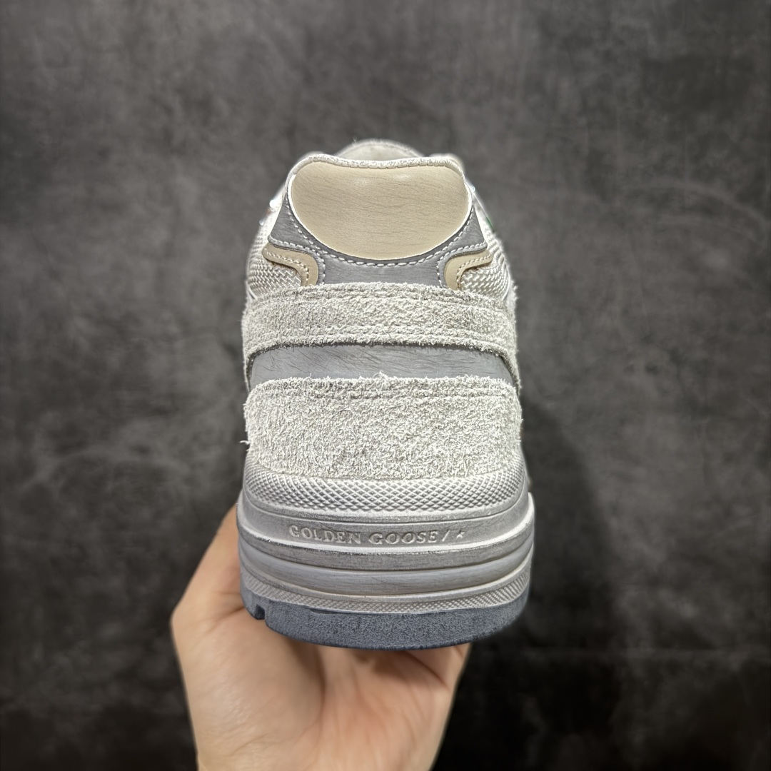 图片[4]-【莞产渠道】Golden Goose / GGDB小脏鞋Dad-Star系列 男女士 35-46 Dad-Star Uomo in suede bianco e grigio e stella in pelle bianca 白色和灰色绒面革和白色皮革星星的Dad超级星运动鞋 充满故事的灵魂：我们的Dad-Star运动鞋具有永恒的风格，旨在代代相传。这个版本的特点是白色和灰色的绒面革鞋面和白色皮革星星。为了完成风格，舌头由双层PVC和绒面革制成。 颜色：白色 白色皮革星星 聚氯乙烯和绒面革舌 冰灰色的鞋带 复古和苦恼的待遇 鞋面：50%牛皮，28%聚酰胺，18%纺织聚氨酯，4%合成反光织物 衬里：50%牛皮，40%棉，10%聚氨酯纺织品 鞋底：100%橡胶 尺码：35-40 （男码定制不退）-选品中心