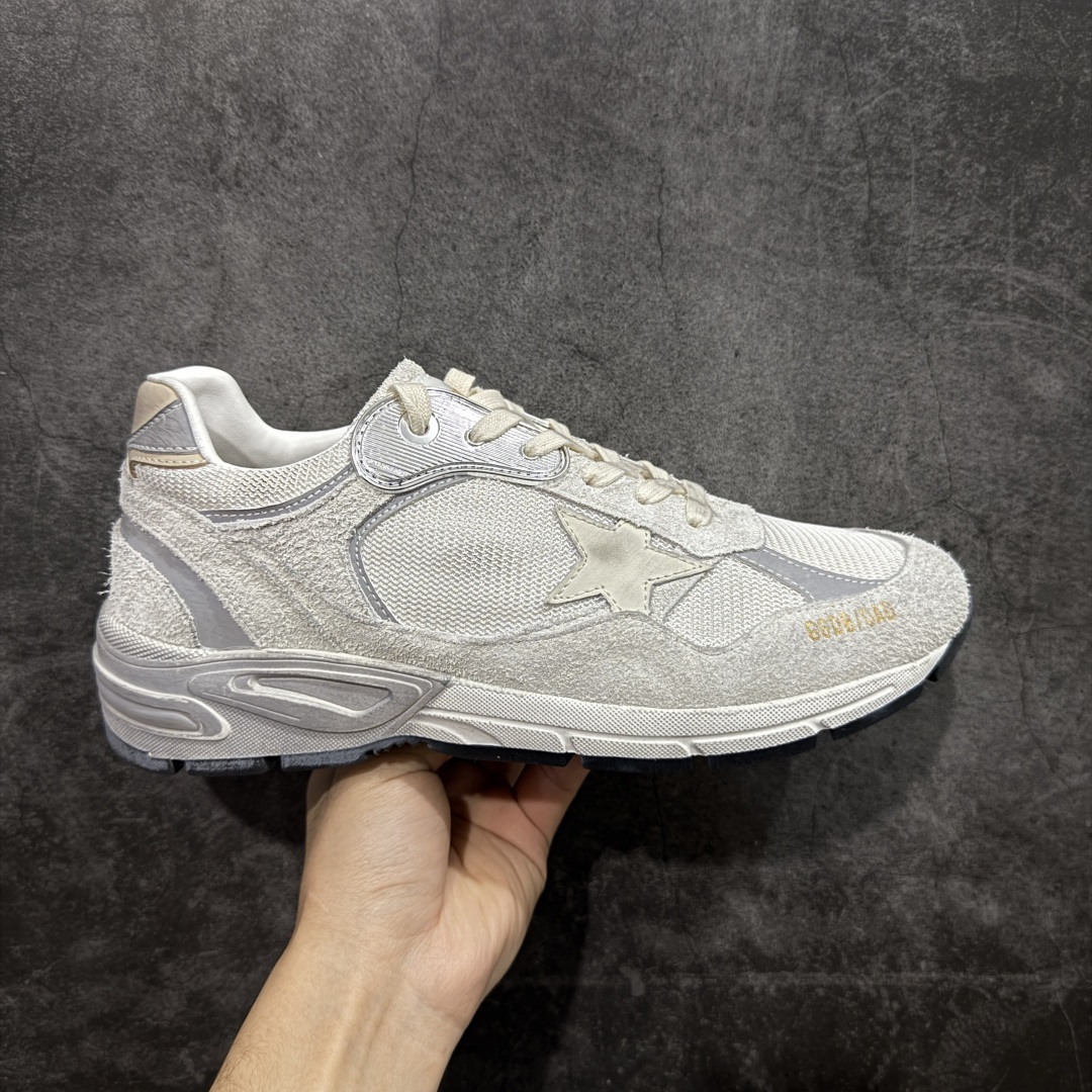 【莞产渠道】Golden Goose / GGDB小脏鞋Dad-Star系列 男女士 35-46 Dad-Star Uomo in suede bianco e grigio e stella in pelle bianca 白色和灰色绒面革和白色皮革星星的Dad超级星运动鞋 充满故事的灵魂：我们的Dad-Star运动鞋具有永恒的风格，旨在代代相传。这个版本的特点是白色和灰色的绒面革鞋面和白色皮革星星。为了完成风格，舌头由双层PVC和绒面革制成。 颜色：白色 白色皮革星星 聚氯乙烯和绒面革舌 冰灰色的鞋带 复古和苦恼的待遇 鞋面：50%牛皮，28%聚酰胺，18%纺织聚氨酯，4%合成反光织物 衬里：50%牛皮，40%棉，10%聚氨酯纺织品 鞋底：100%橡胶 尺码：35-40 （男码定制不退）-选品中心