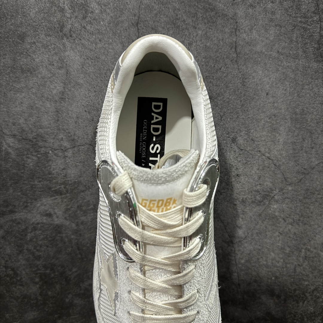 图片[8]-【莞产渠道】Golden Goose / GGDB小脏鞋Dad-Star系列 男女士 35-46 Dad-Star Uomo in suede bianco e grigio e stella in pelle bianca 白色和灰色绒面革和白色皮革星星的Dad超级星运动鞋 充满故事的灵魂：我们的Dad-Star运动鞋具有永恒的风格，旨在代代相传。这个版本的特点是白色和灰色的绒面革鞋面和白色皮革星星。为了完成风格，舌头由双层PVC和绒面革制成。 颜色：白色 白色皮革星星 聚氯乙烯和绒面革舌 冰灰色的鞋带 复古和苦恼的待遇 鞋面：50%牛皮，28%聚酰胺，18%纺织聚氨酯，4%合成反光织物 衬里：50%牛皮，40%棉，10%聚氨酯纺织品 鞋底：100%橡胶 尺码：35-40 （男码定制不退）-选品中心