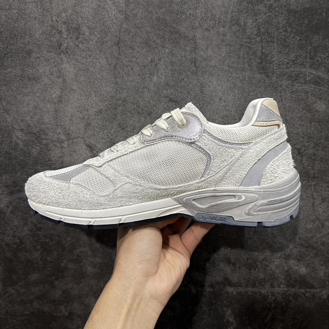 图片[2]-【莞产渠道】Golden Goose / GGDB小脏鞋Dad-Star系列 男女士 35-46 Dad-Star Uomo in suede bianco e grigio e stella in pelle bianca 白色和灰色绒面革和白色皮革星星的Dad超级星运动鞋 充满故事的灵魂：我们的Dad-Star运动鞋具有永恒的风格，旨在代代相传。这个版本的特点是白色和灰色的绒面革鞋面和白色皮革星星。为了完成风格，舌头由双层PVC和绒面革制成。 颜色：白色 白色皮革星星 聚氯乙烯和绒面革舌 冰灰色的鞋带 复古和苦恼的待遇 鞋面：50%牛皮，28%聚酰胺，18%纺织聚氨酯，4%合成反光织物 衬里：50%牛皮，40%棉，10%聚氨酯纺织品 鞋底：100%橡胶 尺码：35-40 （男码定制不退）-选品中心