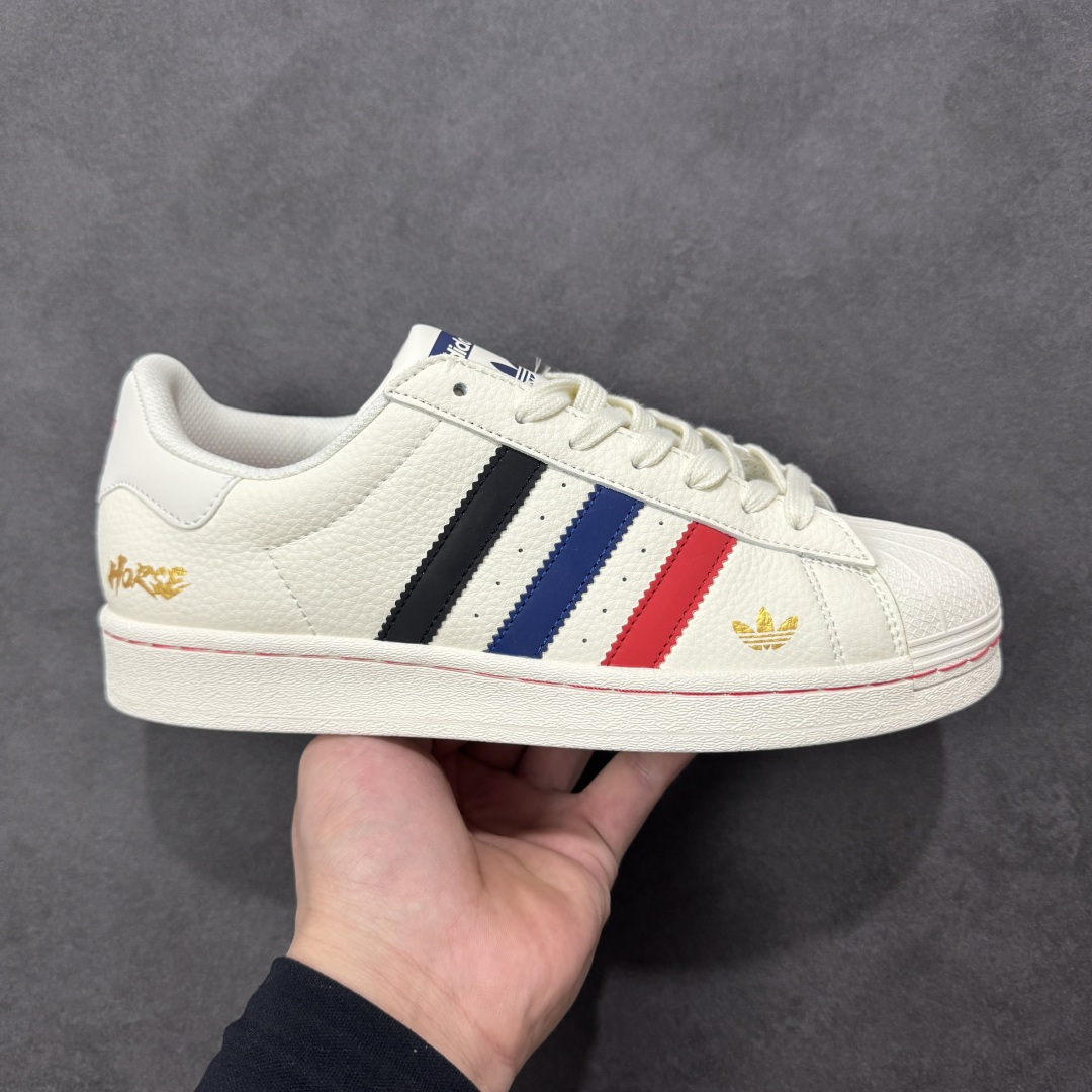【定制版】Adidas Originals Superstar 阿迪达斯 三叶草 马年限定 贝壳头’DIY’系列低帮经典百搭休闲运动板鞋 原装头层材料 用料绝不含糊 独家版型蒸餾加工帶來的是更好的视觉和脚感体验 清洁度 电绣工艺 皮料切割干净无任何毛边 细节完美 货号：LX0916 尺码：36 36.5 37 38 38.5 39 40 40.5 41 42 42.5 43 44 45-选品中心