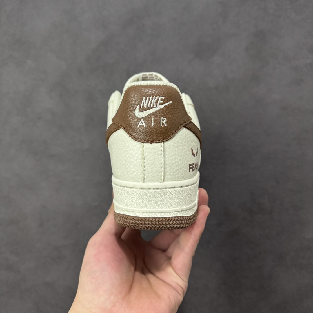 图片[4]-【定制版】NIke Air Force 1 \’07 Low “芬迪联名–复古白棕” 空军一号低帮 运动鞋 休闲鞋 折边针车 工艺难度大 原楦头原纸板 高端定制鞋盒 原厂鞋底 超高清洁度 细节完美 货号：XY9025-017 尺码：36 36.5 37.5 38 38.5 39 40 40.5 41 42 42.5 43 44 44.5 45-选品中心