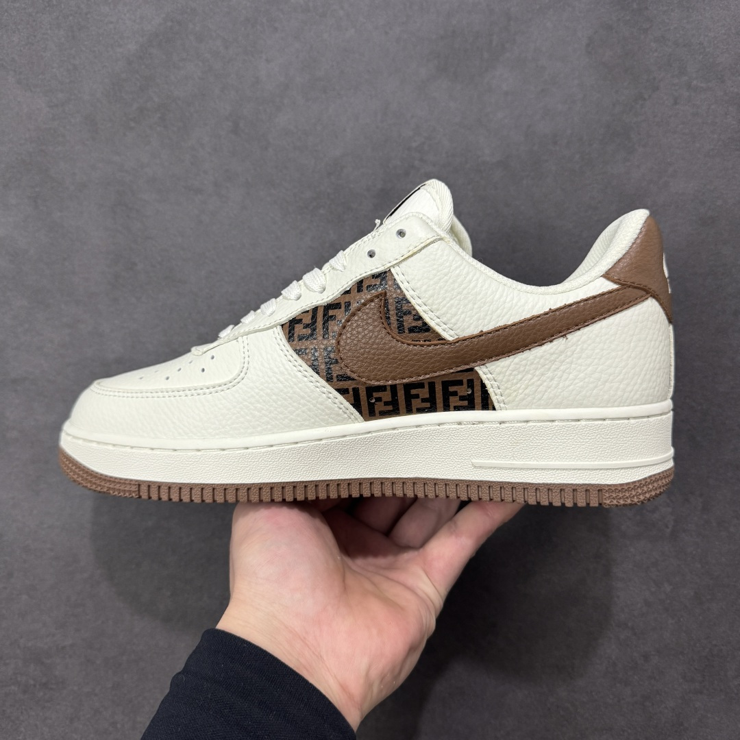 图片[2]-【定制版】NIke Air Force 1 \’07 Low “芬迪联名–复古白棕” 空军一号低帮 运动鞋 休闲鞋 折边针车 工艺难度大 原楦头原纸板 高端定制鞋盒 原厂鞋底 超高清洁度 细节完美 货号：XY9025-017 尺码：36 36.5 37.5 38 38.5 39 40 40.5 41 42 42.5 43 44 44.5 45-选品中心