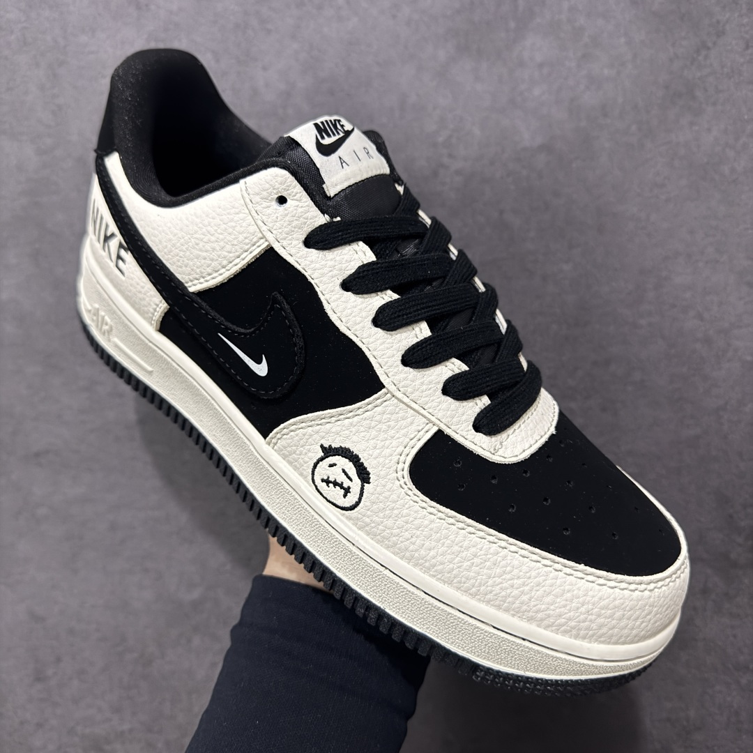 图片[3]-鬼脸街头潮流！Nike Air Force 1 Low 空军一号 爆款高端定制 黑白撞色，是少年感也是松弛感。熊猫配色+笑脸涂鸦，经典永不过时，日常出街回头率直接拉满！鞋身采用纹理皮革拼接材质，鞋头和鞋身侧面点缀笑脸涂鸦图案，后跟印有“NIKE”字样，兼具经典版型与潮流个性。 定制鞋盒 大厂纯原品质出货 超高清洁度 皮料切割干净无任何毛边 细节完美 货号：BK1916-005 尺码：36 36.5 37.5 38 38.5 39 40 40.5 41 42 42.5 43 44 44.5 45-选品中心