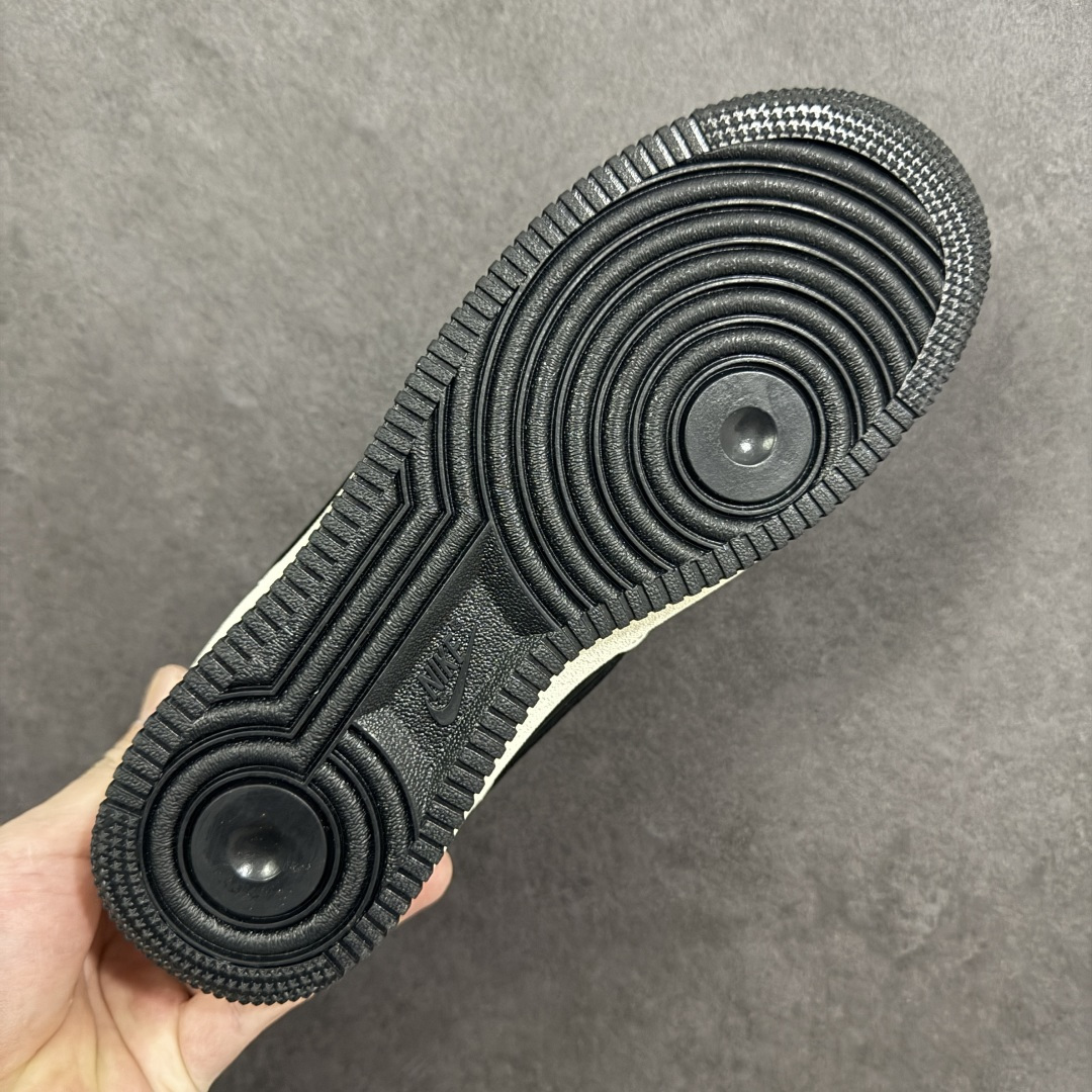 图片[8]-鬼脸街头潮流！Nike Air Force 1 Low 空军一号 爆款高端定制 黑白撞色，是少年感也是松弛感。熊猫配色+笑脸涂鸦，经典永不过时，日常出街回头率直接拉满！鞋身采用纹理皮革拼接材质，鞋头和鞋身侧面点缀笑脸涂鸦图案，后跟印有“NIKE”字样，兼具经典版型与潮流个性。 定制鞋盒 大厂纯原品质出货 超高清洁度 皮料切割干净无任何毛边 细节完美 货号：BK1916-005 尺码：36 36.5 37.5 38 38.5 39 40 40.5 41 42 42.5 43 44 44.5 45-选品中心