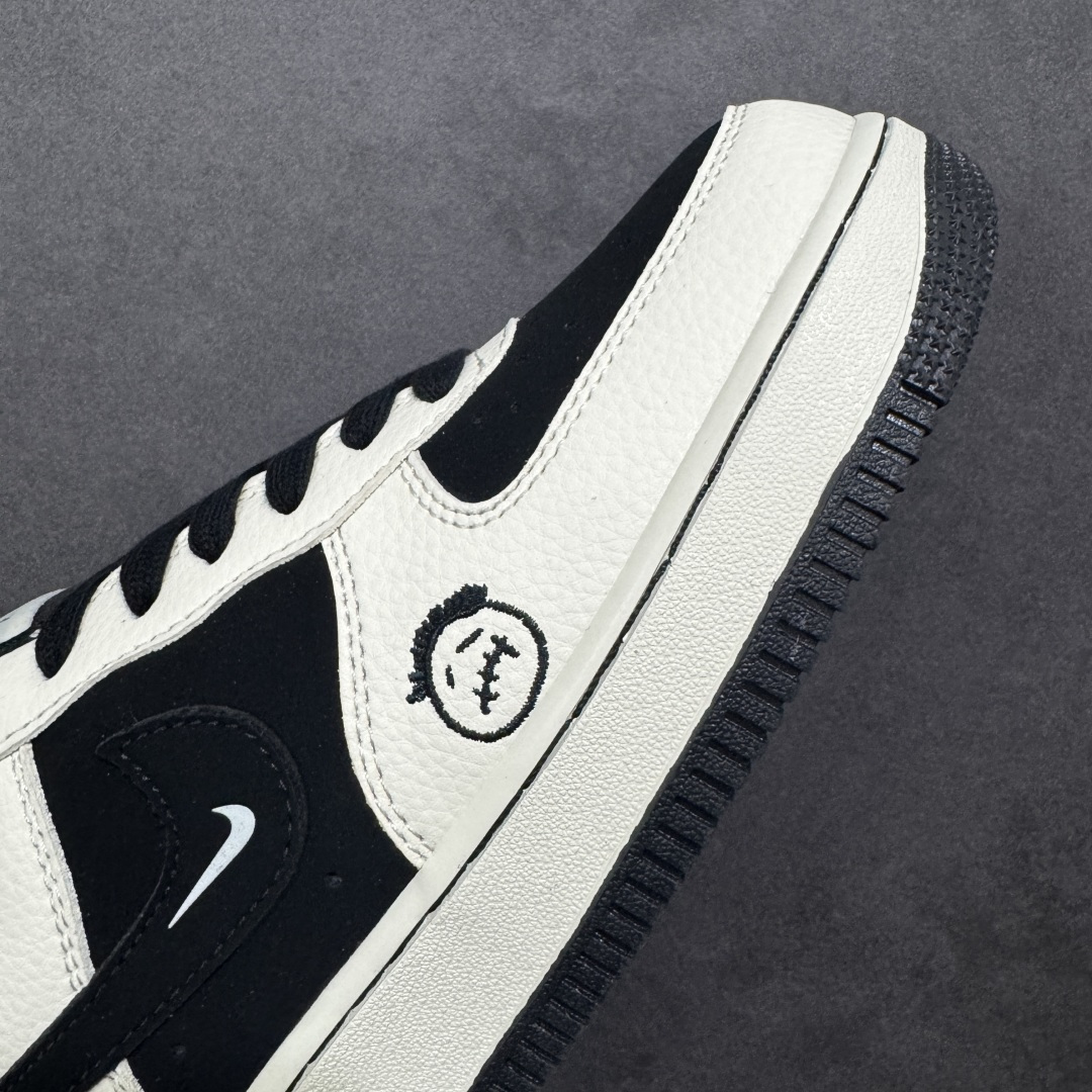 图片[4]-鬼脸街头潮流！Nike Air Force 1 Low 空军一号 爆款高端定制 黑白撞色，是少年感也是松弛感。熊猫配色+笑脸涂鸦，经典永不过时，日常出街回头率直接拉满！鞋身采用纹理皮革拼接材质，鞋头和鞋身侧面点缀笑脸涂鸦图案，后跟印有“NIKE”字样，兼具经典版型与潮流个性。 定制鞋盒 大厂纯原品质出货 超高清洁度 皮料切割干净无任何毛边 细节完美 货号：BK1916-005 尺码：36 36.5 37.5 38 38.5 39 40 40.5 41 42 42.5 43 44 44.5 45-选品中心