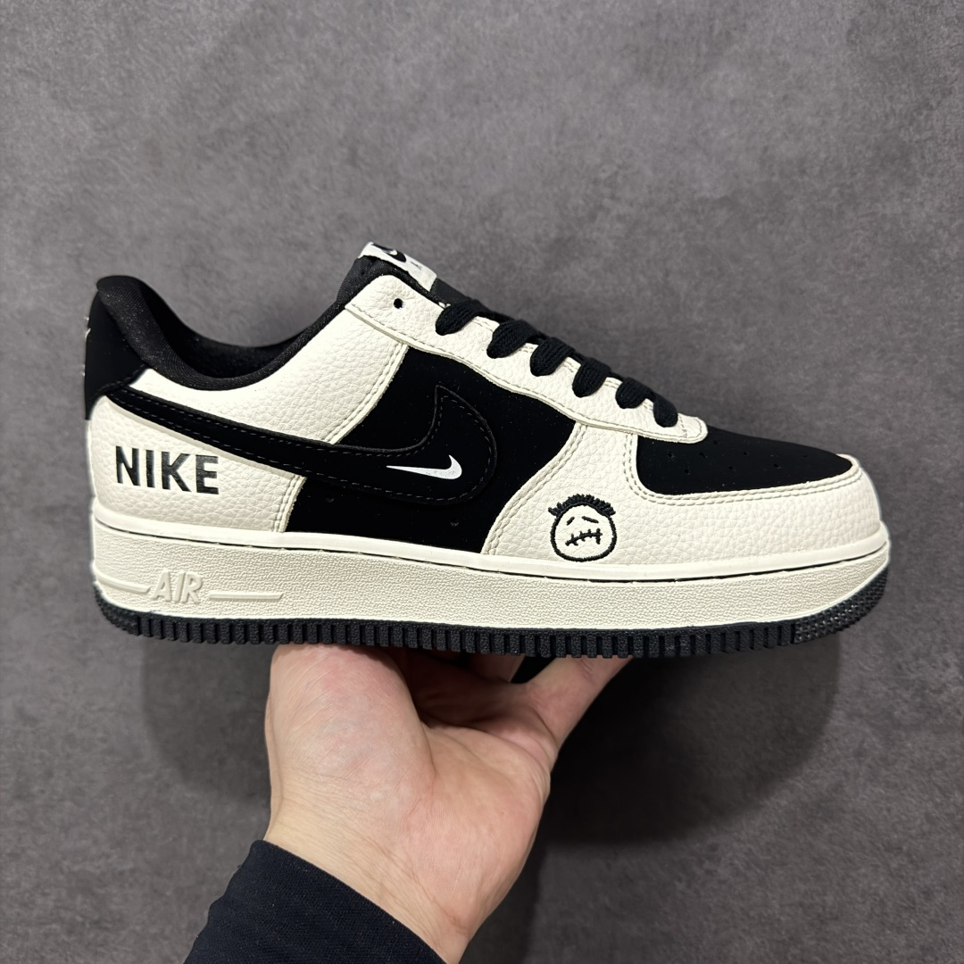 鬼脸街头潮流！Nike Air Force 1 Low 空军一号 爆款高端定制 黑白撞色，是少年感也是松弛感。熊猫配色+笑脸涂鸦，经典永不过时，日常出街回头率直接拉满！鞋身采用纹理皮革拼接材质，鞋头和鞋身侧面点缀笑脸涂鸦图案，后跟印有“NIKE”字样，兼具经典版型与潮流个性。 定制鞋盒 大厂纯原品质出货 超高清洁度 皮料切割干净无任何毛边 细节完美 货号：BK1916-005 尺码：36 36.5 37.5 38 38.5 39 40 40.5 41 42 42.5 43 44 44.5 45-选品中心