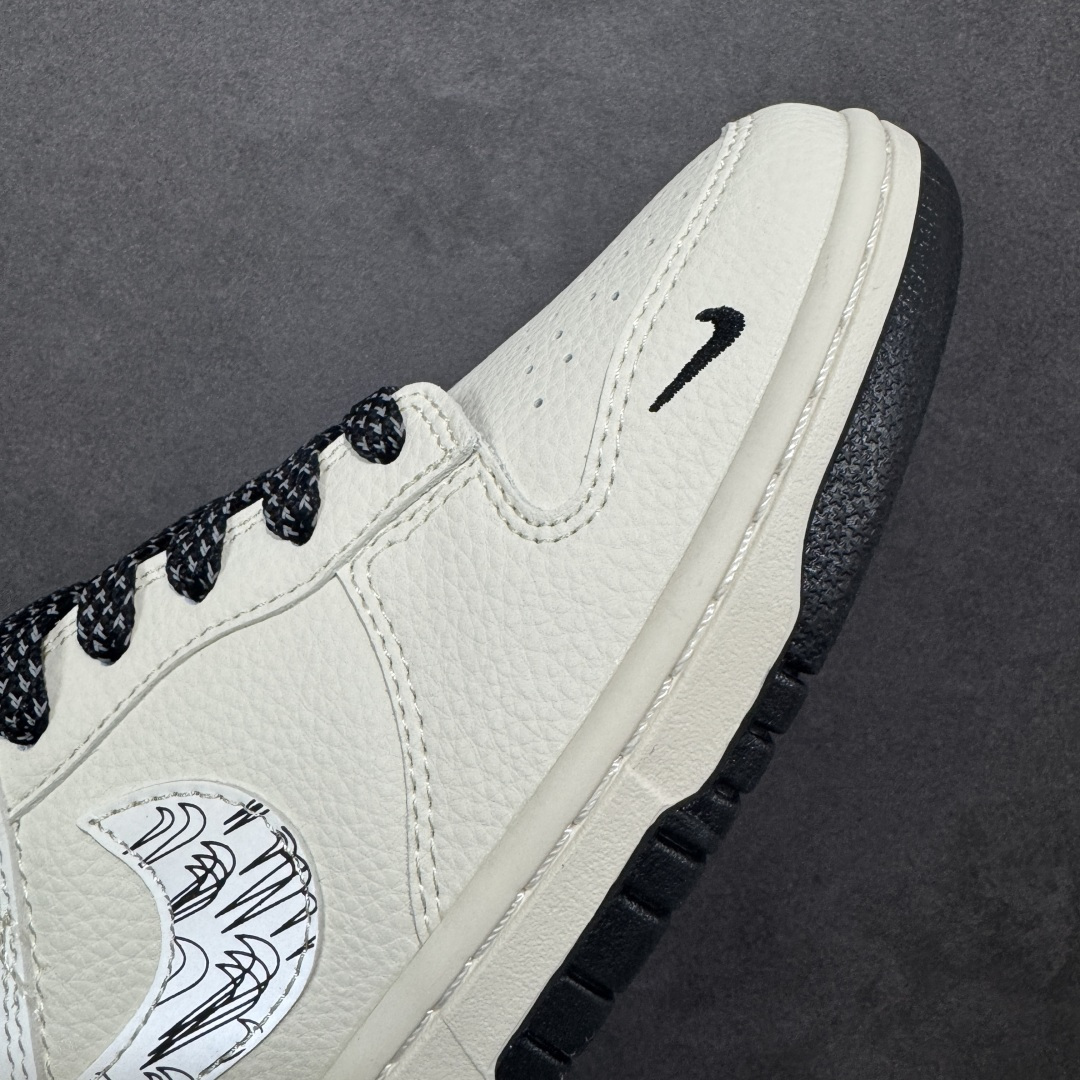 图片[5]-【定制版】Nike Dunk Low 爆款高端定制 奶白鞋身线条涂鸦藏满小心思，低调又不单调！ 鞋身侧面印有“”NIKE”字样，细节处强化品牌辨识度。耐克勾及鞋帮处加入手绘风格的线条涂鸦，为简约鞋型注入艺术感与街头气息。整体形成经典的黑白撞色，视觉上干净且富有层次。 定制鞋盒 大厂纯原品质出货 超高清洁度 皮料切割干净无任何毛边 细节完美 货号：HH7518-093 尺码：36 36.5 37.5 38 38.5 39 40 40.5 41 42 42.5 43 44 44.5 45-选品中心