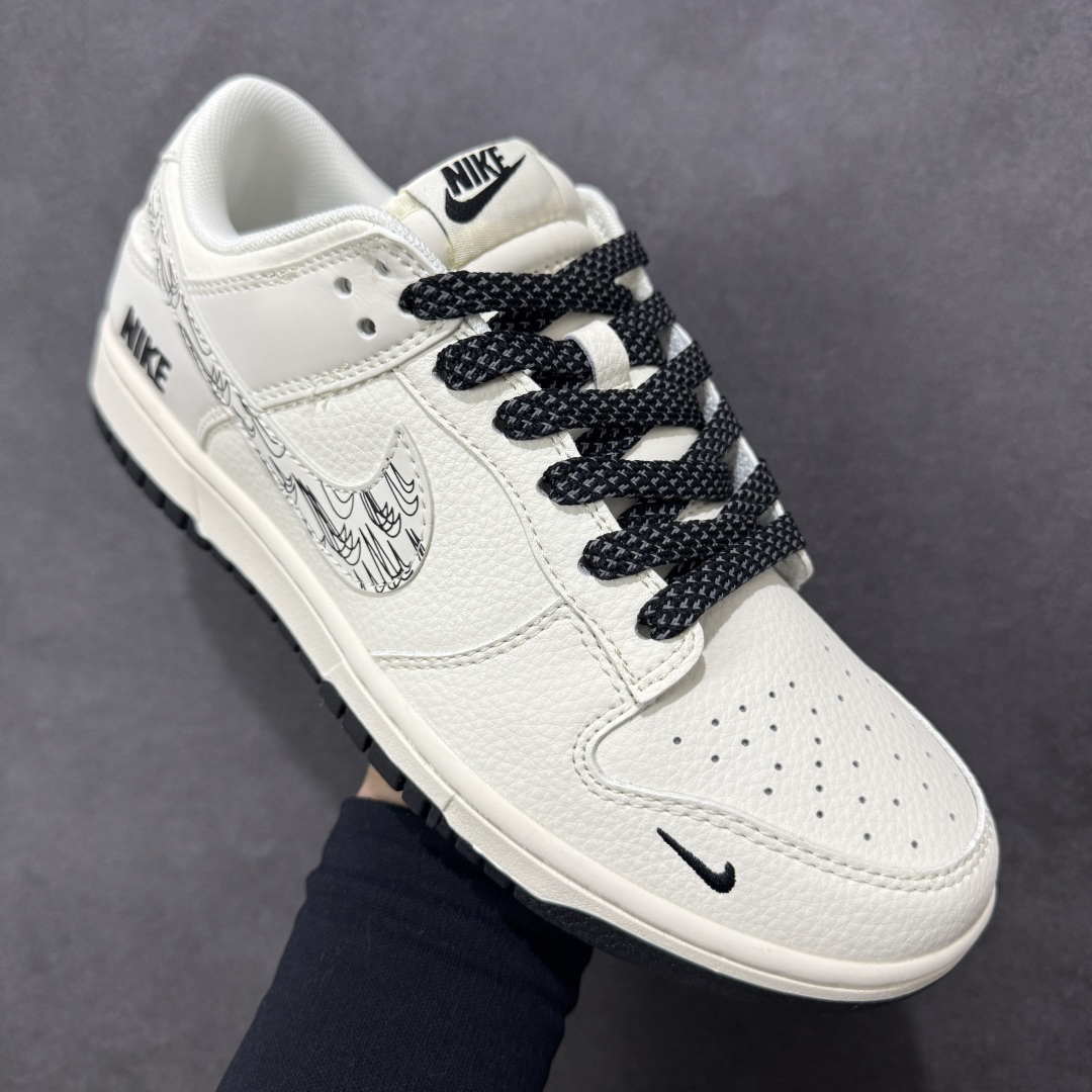 图片[3]-【定制版】Nike Dunk Low 爆款高端定制 奶白鞋身线条涂鸦藏满小心思，低调又不单调！ 鞋身侧面印有“”NIKE”字样，细节处强化品牌辨识度。耐克勾及鞋帮处加入手绘风格的线条涂鸦，为简约鞋型注入艺术感与街头气息。整体形成经典的黑白撞色，视觉上干净且富有层次。 定制鞋盒 大厂纯原品质出货 超高清洁度 皮料切割干净无任何毛边 细节完美 货号：HH7518-093 尺码：36 36.5 37.5 38 38.5 39 40 40.5 41 42 42.5 43 44 44.5 45-选品中心