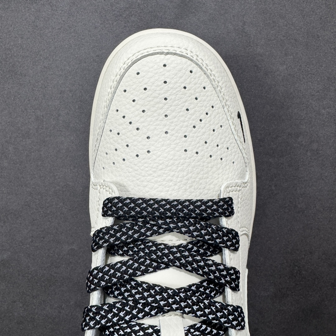 图片[8]-【定制版】Nike Dunk Low 爆款高端定制 奶白鞋身线条涂鸦藏满小心思，低调又不单调！ 鞋身侧面印有“”NIKE”字样，细节处强化品牌辨识度。耐克勾及鞋帮处加入手绘风格的线条涂鸦，为简约鞋型注入艺术感与街头气息。整体形成经典的黑白撞色，视觉上干净且富有层次。 定制鞋盒 大厂纯原品质出货 超高清洁度 皮料切割干净无任何毛边 细节完美 货号：HH7518-093 尺码：36 36.5 37.5 38 38.5 39 40 40.5 41 42 42.5 43 44 44.5 45-选品中心