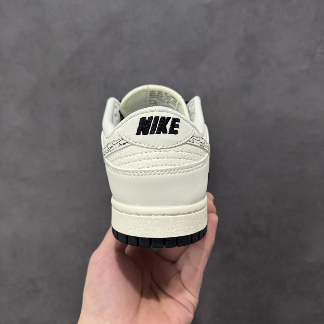 图片[4]-【定制版】Nike Dunk Low 爆款高端定制 奶白鞋身线条涂鸦藏满小心思，低调又不单调！ 鞋身侧面印有“”NIKE”字样，细节处强化品牌辨识度。耐克勾及鞋帮处加入手绘风格的线条涂鸦，为简约鞋型注入艺术感与街头气息。整体形成经典的黑白撞色，视觉上干净且富有层次。 定制鞋盒 大厂纯原品质出货 超高清洁度 皮料切割干净无任何毛边 细节完美 货号：HH7518-093 尺码：36 36.5 37.5 38 38.5 39 40 40.5 41 42 42.5 43 44 44.5 45-选品中心