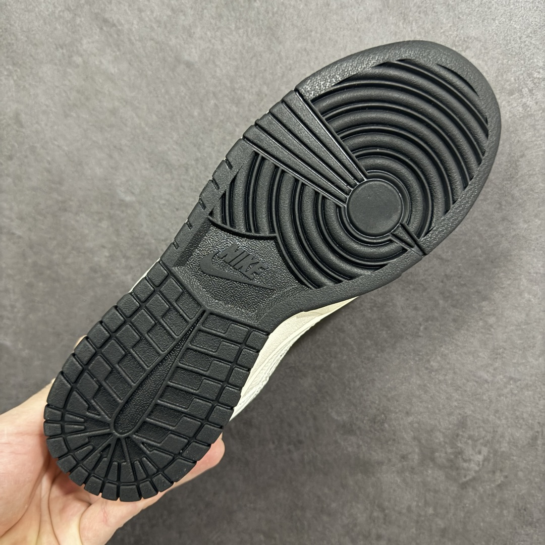 图片[9]-【定制版】Nike Dunk Low 爆款高端定制 奶白鞋身线条涂鸦藏满小心思，低调又不单调！ 鞋身侧面印有“”NIKE”字样，细节处强化品牌辨识度。耐克勾及鞋帮处加入手绘风格的线条涂鸦，为简约鞋型注入艺术感与街头气息。整体形成经典的黑白撞色，视觉上干净且富有层次。 定制鞋盒 大厂纯原品质出货 超高清洁度 皮料切割干净无任何毛边 细节完美 货号：HH7518-093 尺码：36 36.5 37.5 38 38.5 39 40 40.5 41 42 42.5 43 44 44.5 45-选品中心