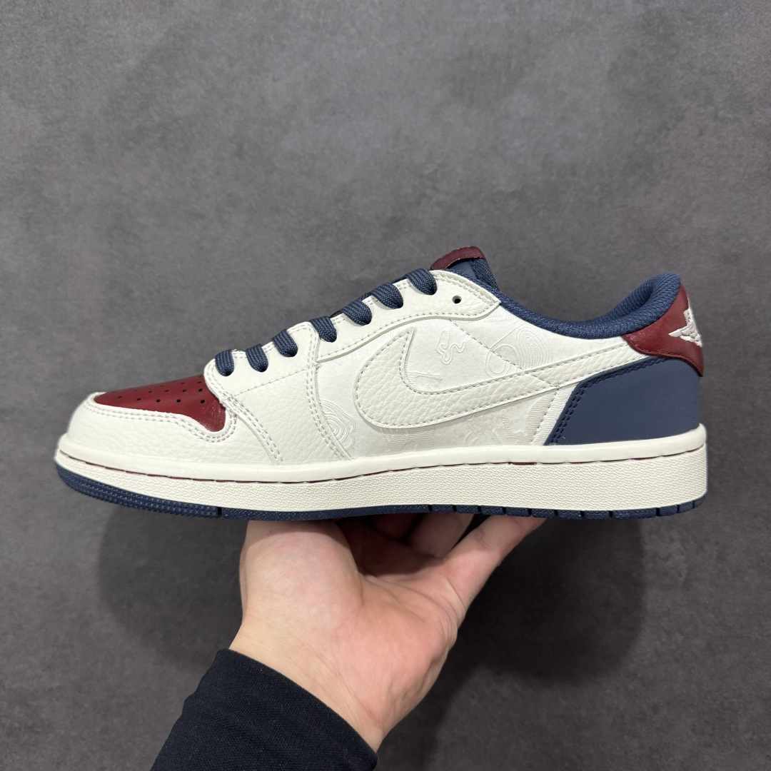 图片[2]-【定制版】高端定制 Travis Scott x Jordan 1 Low 马年限定-白红霁蓝 倒勾低帮休闲版本 原厂全头层皮 大厂纯原品质出货 纯正版型 定制鞋盒 皮料切割干净无任何毛边 细节完美 超高清洁度 货号：NH0601-059 尺码：36 36.5 37.5 38 38.5 39 40 40.5 41 42 42.5 43 44 44.5 45-选品中心