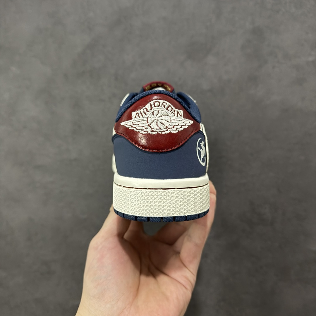 图片[4]-【定制版】高端定制 Travis Scott x Jordan 1 Low 马年限定-白红霁蓝 倒勾低帮休闲版本 原厂全头层皮 大厂纯原品质出货 纯正版型 定制鞋盒 皮料切割干净无任何毛边 细节完美 超高清洁度 货号：NH0601-059 尺码：36 36.5 37.5 38 38.5 39 40 40.5 41 42 42.5 43 44 44.5 45-选品中心