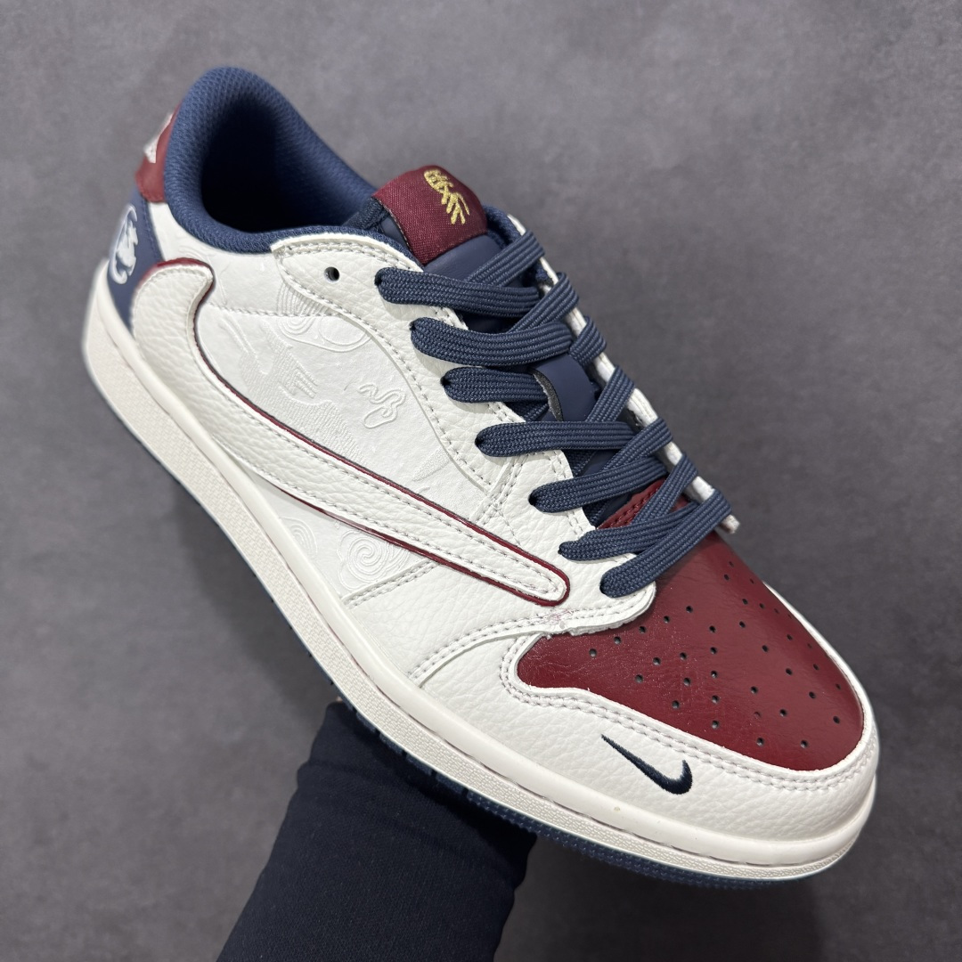 图片[3]-【定制版】高端定制 Travis Scott x Jordan 1 Low 马年限定-白红霁蓝 倒勾低帮休闲版本 原厂全头层皮 大厂纯原品质出货 纯正版型 定制鞋盒 皮料切割干净无任何毛边 细节完美 超高清洁度 货号：NH0601-059 尺码：36 36.5 37.5 38 38.5 39 40 40.5 41 42 42.5 43 44 44.5 45-选品中心