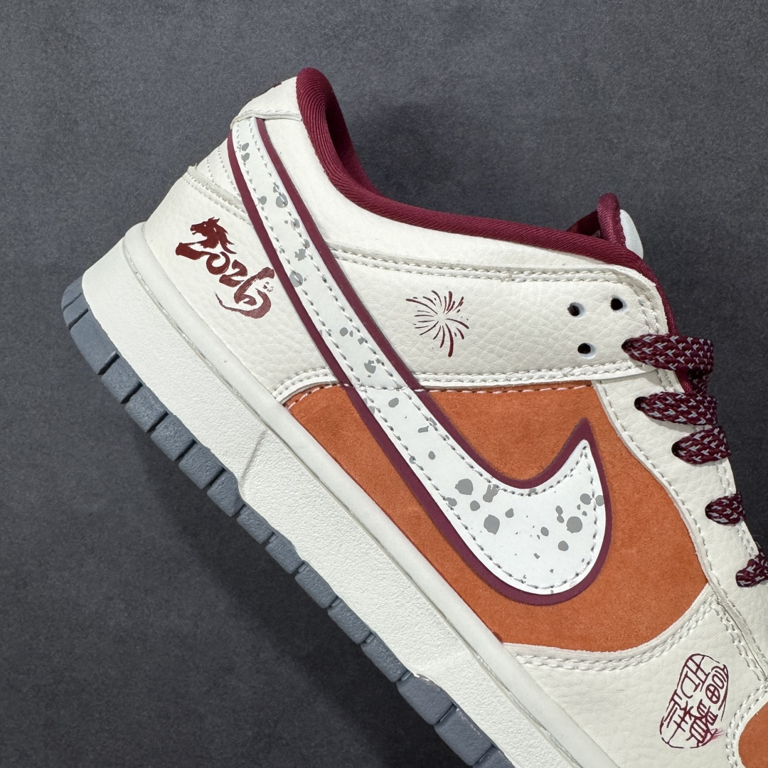 图片[6]-【定制版】马年限定潮启新程 SB DUNK LOW 专为2026马年打造的SB Dunk Low，暖橙与酒红拼接鞋身充满年味，“富贵吉祥”字样与奔腾金马挂饰呼应生肖主题，细腻麂皮质感升级脚感，Dunk经典的缓震中底兼顾颜值与舒适，既是新年讨彩头的绝佳选择，也是街头吸睛的潮流利器，让你在新的一年步步生风、好运相伴。 货号：MN1688-116 尺码：36 36.5 37.5 38 38.5 39 40 40.5 41 42 42.5 43 44 44.5 45-选品中心