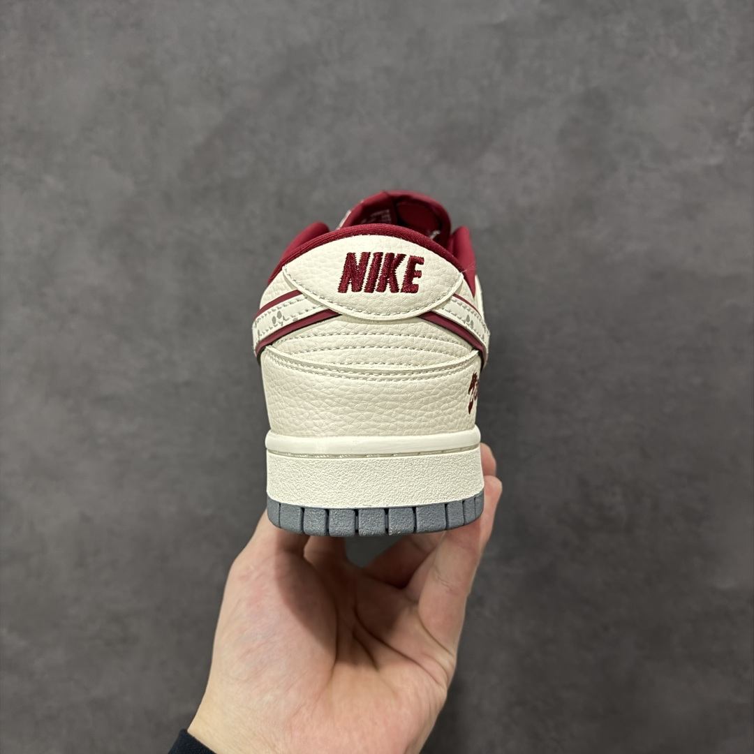 图片[4]-【定制版】马年限定潮启新程 SB DUNK LOW 专为2026马年打造的SB Dunk Low，暖橙与酒红拼接鞋身充满年味，“富贵吉祥”字样与奔腾金马挂饰呼应生肖主题，细腻麂皮质感升级脚感，Dunk经典的缓震中底兼顾颜值与舒适，既是新年讨彩头的绝佳选择，也是街头吸睛的潮流利器，让你在新的一年步步生风、好运相伴。 货号：MN1688-116 尺码：36 36.5 37.5 38 38.5 39 40 40.5 41 42 42.5 43 44 44.5 45-选品中心