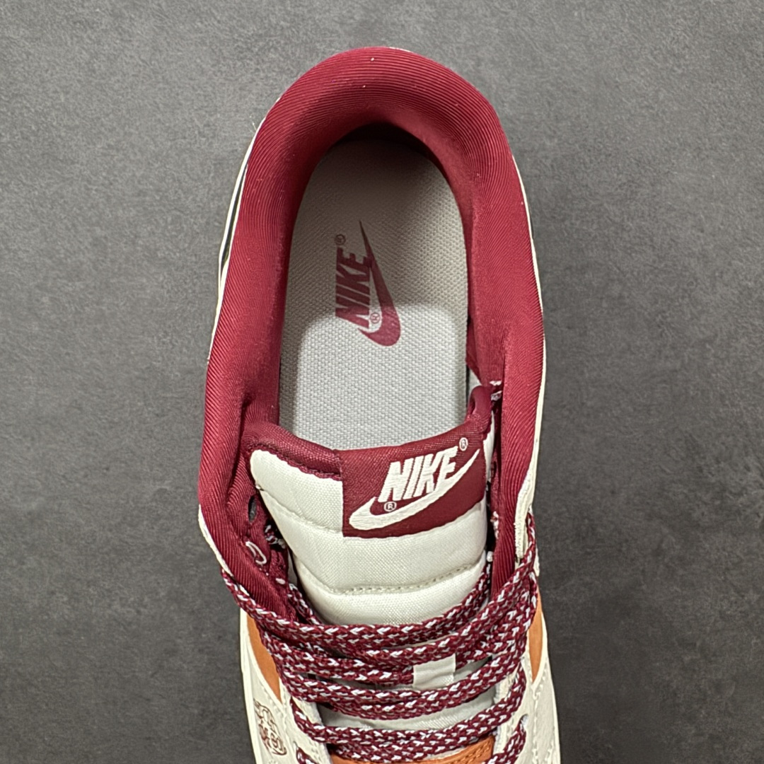 图片[7]-【定制版】马年限定潮启新程 SB DUNK LOW 专为2026马年打造的SB Dunk Low，暖橙与酒红拼接鞋身充满年味，“富贵吉祥”字样与奔腾金马挂饰呼应生肖主题，细腻麂皮质感升级脚感，Dunk经典的缓震中底兼顾颜值与舒适，既是新年讨彩头的绝佳选择，也是街头吸睛的潮流利器，让你在新的一年步步生风、好运相伴。 货号：MN1688-116 尺码：36 36.5 37.5 38 38.5 39 40 40.5 41 42 42.5 43 44 44.5 45-选品中心