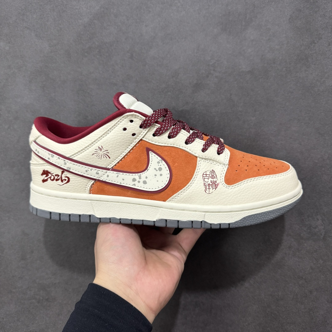 【定制版】马年限定潮启新程 SB DUNK LOW 专为2026马年打造的SB Dunk Low，暖橙与酒红拼接鞋身充满年味，“富贵吉祥”字样与奔腾金马挂饰呼应生肖主题，细腻麂皮质感升级脚感，Dunk经典的缓震中底兼顾颜值与舒适，既是新年讨彩头的绝佳选择，也是街头吸睛的潮流利器，让你在新的一年步步生风、好运相伴。 货号：MN1688-116 尺码：36 36.5 37.5 38 38.5 39 40 40.5 41 42 42.5 43 44 44.5 45-选品中心