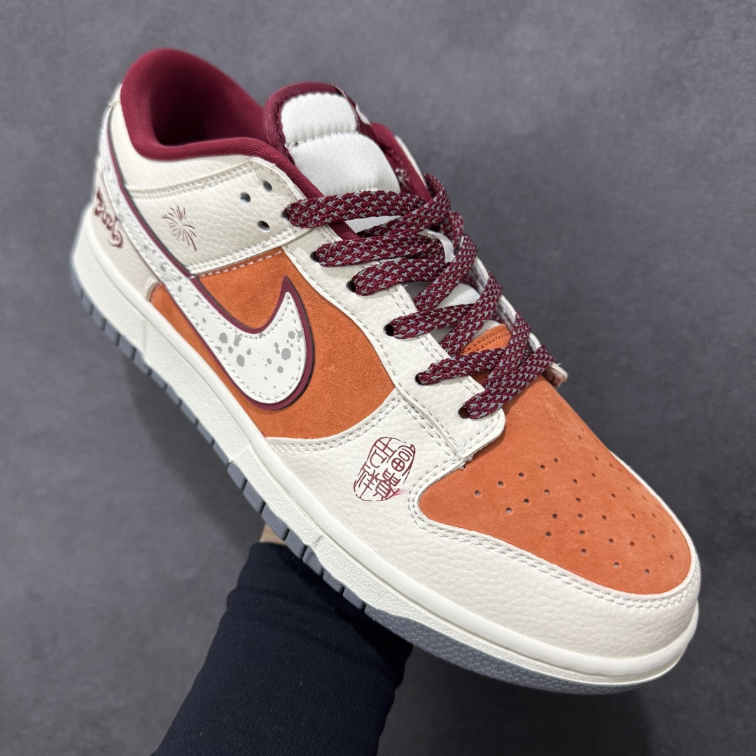 图片[3]-【定制版】马年限定潮启新程 SB DUNK LOW 专为2026马年打造的SB Dunk Low，暖橙与酒红拼接鞋身充满年味，“富贵吉祥”字样与奔腾金马挂饰呼应生肖主题，细腻麂皮质感升级脚感，Dunk经典的缓震中底兼顾颜值与舒适，既是新年讨彩头的绝佳选择，也是街头吸睛的潮流利器，让你在新的一年步步生风、好运相伴。 货号：MN1688-116 尺码：36 36.5 37.5 38 38.5 39 40 40.5 41 42 42.5 43 44 44.5 45-选品中心
