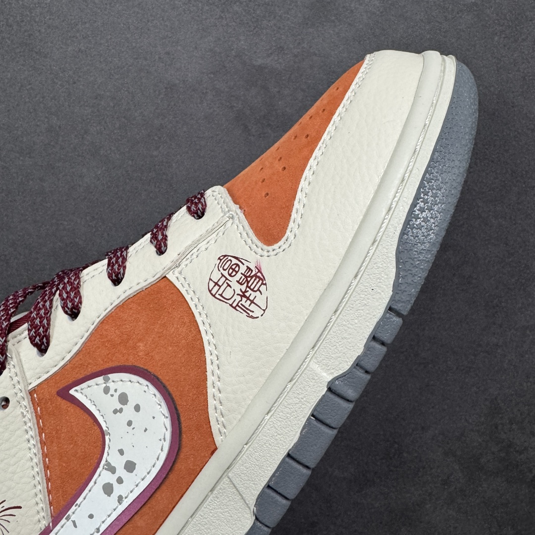 图片[5]-【定制版】马年限定潮启新程 SB DUNK LOW 专为2026马年打造的SB Dunk Low，暖橙与酒红拼接鞋身充满年味，“富贵吉祥”字样与奔腾金马挂饰呼应生肖主题，细腻麂皮质感升级脚感，Dunk经典的缓震中底兼顾颜值与舒适，既是新年讨彩头的绝佳选择，也是街头吸睛的潮流利器，让你在新的一年步步生风、好运相伴。 货号：MN1688-116 尺码：36 36.5 37.5 38 38.5 39 40 40.5 41 42 42.5 43 44 44.5 45-选品中心