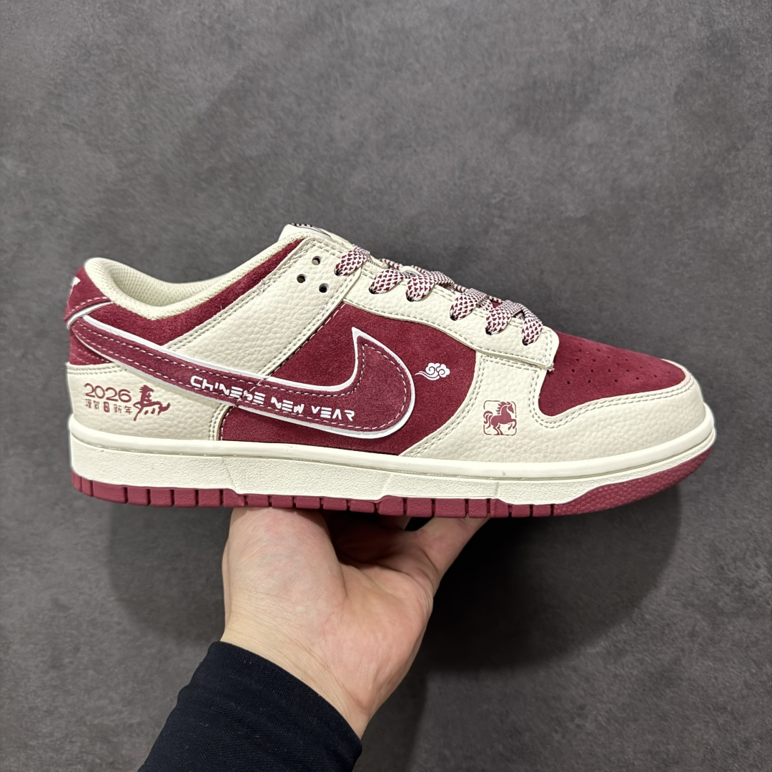 【定制版】新年红运踏潮而来 SB DUNK LOW 这双2026新年限定SB Dunk Low以酒红与米白交织出浓郁年味，鞋身“2026”与骏马刺绣点明主题，金色小马挂饰精致吸睛，柔软麂皮搭配防滑橡胶大底，兼具复古颜值与实用性能，穿上它不仅能解锁新年潮流穿搭，更能将“红运当头”的好寓意踩在脚下，是年末出街、走亲访友的吸睛首选。 货号：DN3168-024 尺码：36 36.5 37.5 38 38.5 39 40 40.5 41 42 42.5 43 44 44.5 45-选品中心