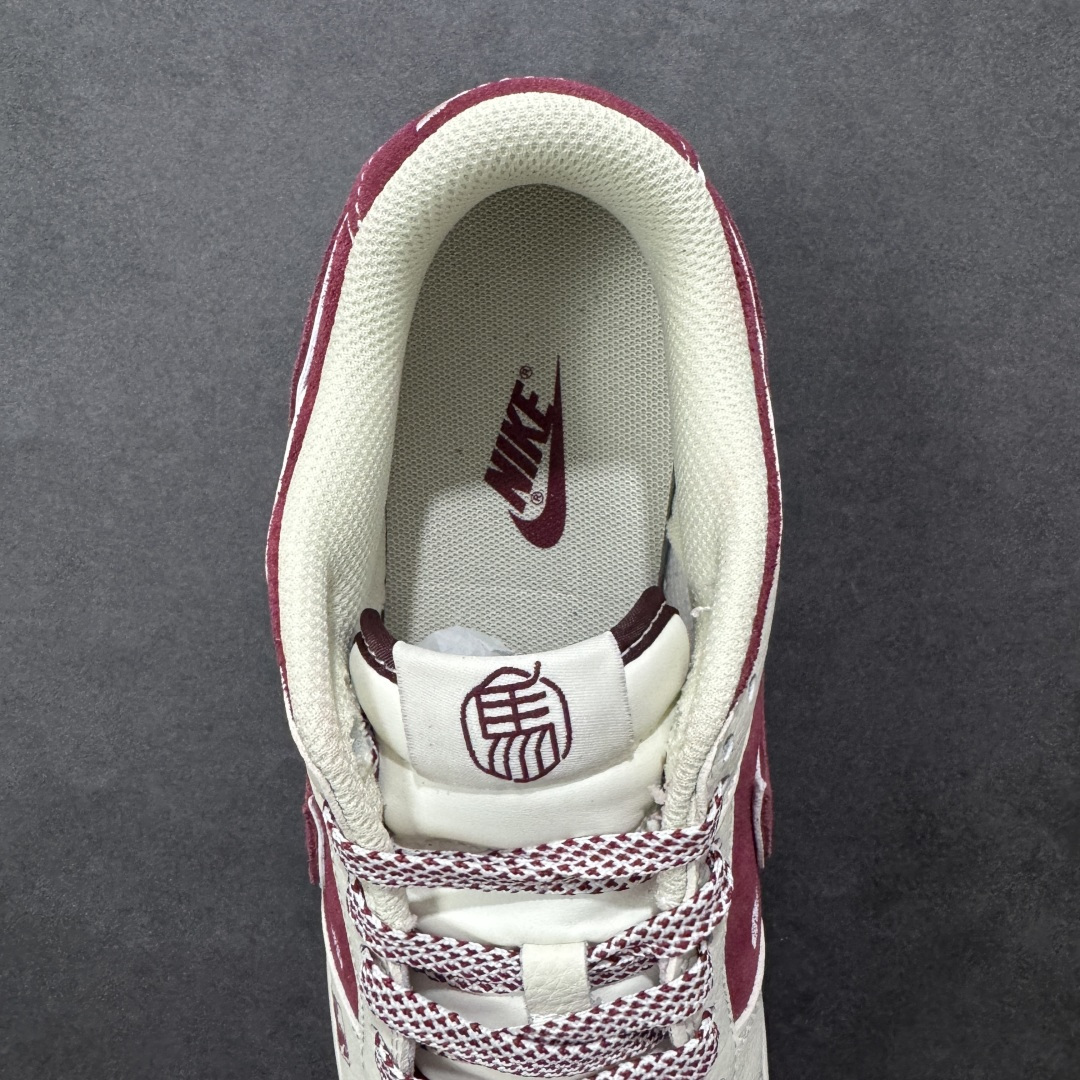 图片[7]-【定制版】新年红运踏潮而来 SB DUNK LOW 这双2026新年限定SB Dunk Low以酒红与米白交织出浓郁年味，鞋身“2026”与骏马刺绣点明主题，金色小马挂饰精致吸睛，柔软麂皮搭配防滑橡胶大底，兼具复古颜值与实用性能，穿上它不仅能解锁新年潮流穿搭，更能将“红运当头”的好寓意踩在脚下，是年末出街、走亲访友的吸睛首选。 货号：DN3168-024 尺码：36 36.5 37.5 38 38.5 39 40 40.5 41 42 42.5 43 44 44.5 45-选品中心