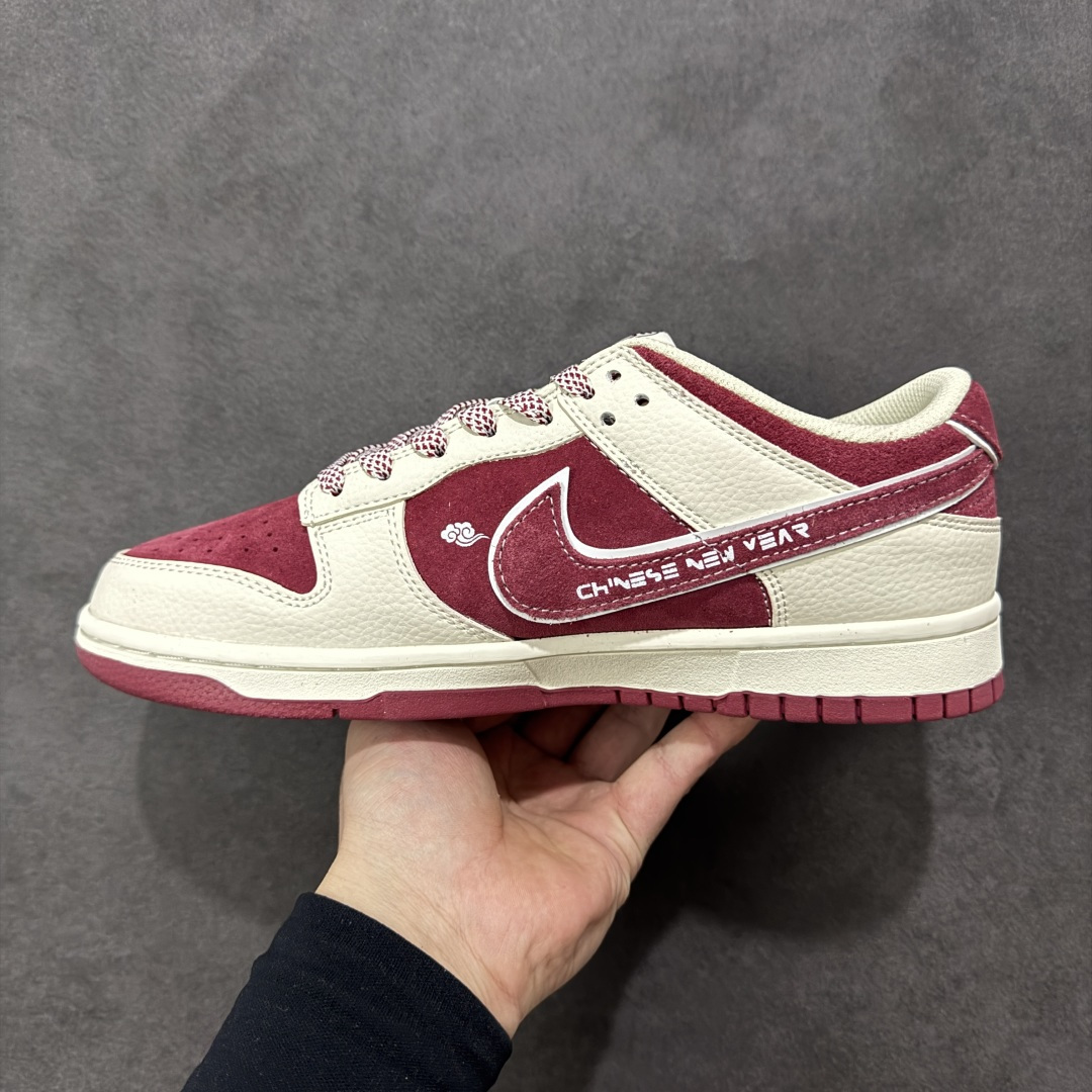 图片[2]-【定制版】新年红运踏潮而来 SB DUNK LOW 这双2026新年限定SB Dunk Low以酒红与米白交织出浓郁年味，鞋身“2026”与骏马刺绣点明主题，金色小马挂饰精致吸睛，柔软麂皮搭配防滑橡胶大底，兼具复古颜值与实用性能，穿上它不仅能解锁新年潮流穿搭，更能将“红运当头”的好寓意踩在脚下，是年末出街、走亲访友的吸睛首选。 货号：DN3168-024 尺码：36 36.5 37.5 38 38.5 39 40 40.5 41 42 42.5 43 44 44.5 45-选品中心