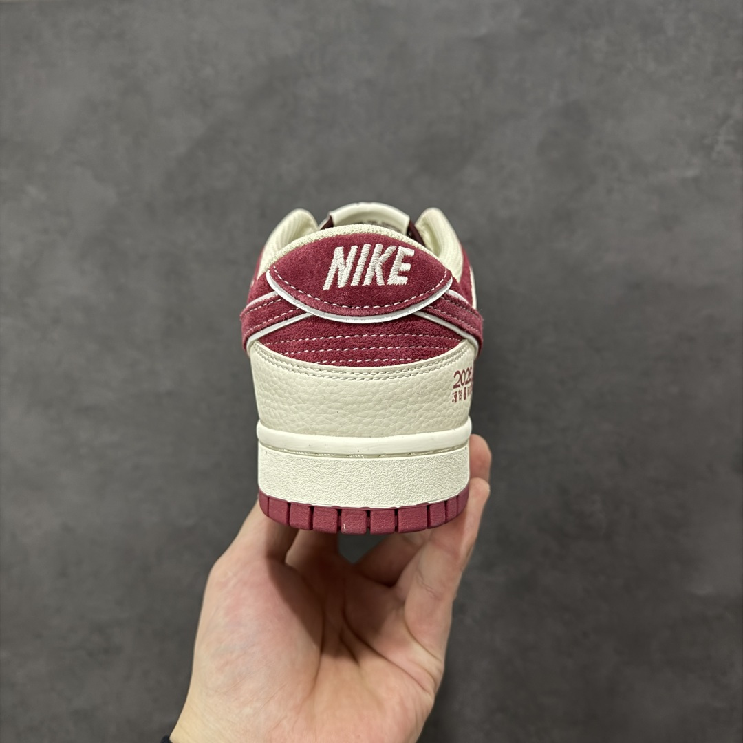 图片[4]-【定制版】新年红运踏潮而来 SB DUNK LOW 这双2026新年限定SB Dunk Low以酒红与米白交织出浓郁年味，鞋身“2026”与骏马刺绣点明主题，金色小马挂饰精致吸睛，柔软麂皮搭配防滑橡胶大底，兼具复古颜值与实用性能，穿上它不仅能解锁新年潮流穿搭，更能将“红运当头”的好寓意踩在脚下，是年末出街、走亲访友的吸睛首选。 货号：DN3168-024 尺码：36 36.5 37.5 38 38.5 39 40 40.5 41 42 42.5 43 44 44.5 45-选品中心