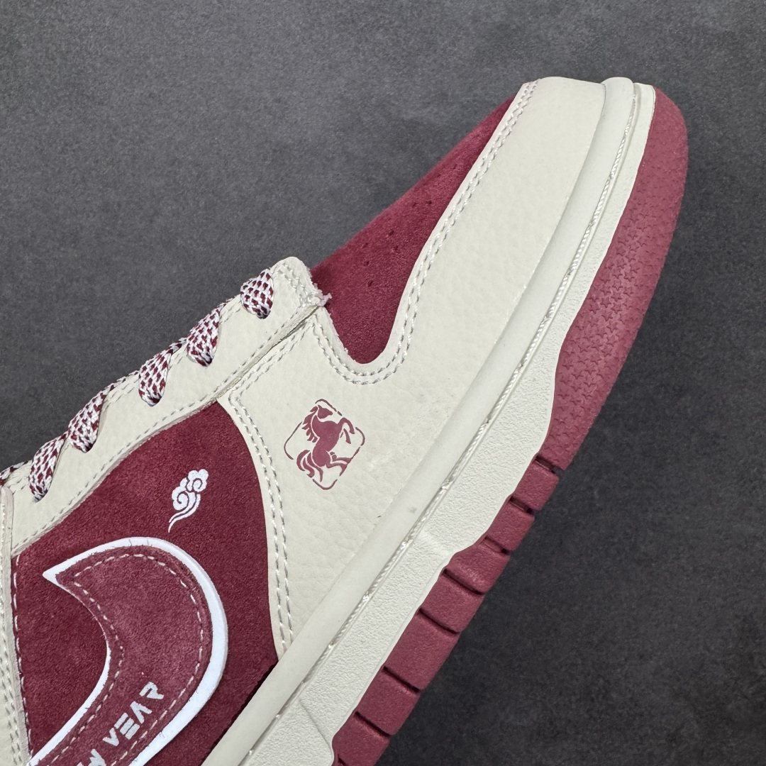 图片[5]-【定制版】新年红运踏潮而来 SB DUNK LOW 这双2026新年限定SB Dunk Low以酒红与米白交织出浓郁年味，鞋身“2026”与骏马刺绣点明主题，金色小马挂饰精致吸睛，柔软麂皮搭配防滑橡胶大底，兼具复古颜值与实用性能，穿上它不仅能解锁新年潮流穿搭，更能将“红运当头”的好寓意踩在脚下，是年末出街、走亲访友的吸睛首选。 货号：DN3168-024 尺码：36 36.5 37.5 38 38.5 39 40 40.5 41 42 42.5 43 44 44.5 45-选品中心