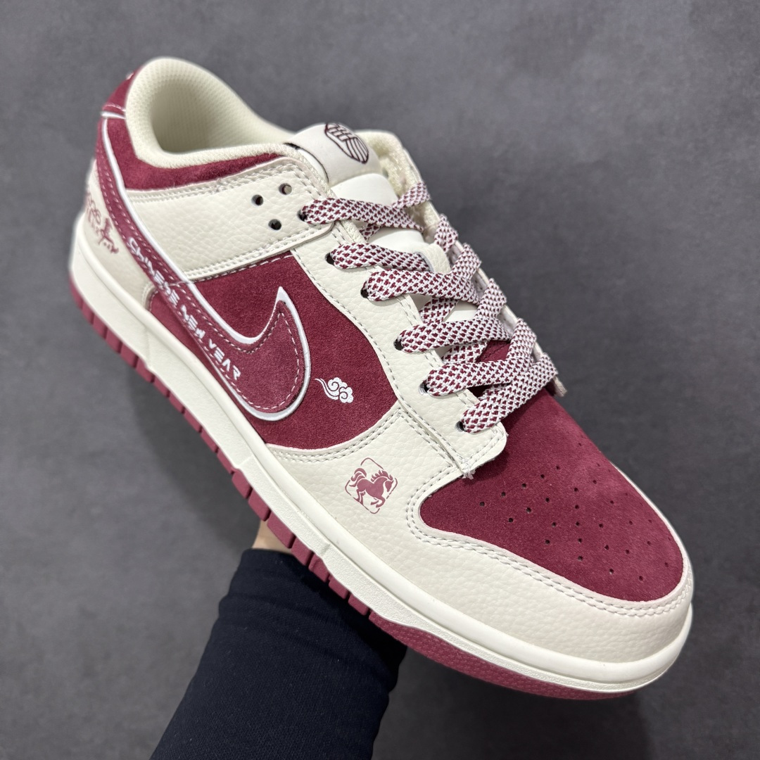 图片[3]-【定制版】新年红运踏潮而来 SB DUNK LOW 这双2026新年限定SB Dunk Low以酒红与米白交织出浓郁年味，鞋身“2026”与骏马刺绣点明主题，金色小马挂饰精致吸睛，柔软麂皮搭配防滑橡胶大底，兼具复古颜值与实用性能，穿上它不仅能解锁新年潮流穿搭，更能将“红运当头”的好寓意踩在脚下，是年末出街、走亲访友的吸睛首选。 货号：DN3168-024 尺码：36 36.5 37.5 38 38.5 39 40 40.5 41 42 42.5 43 44 44.5 45-选品中心