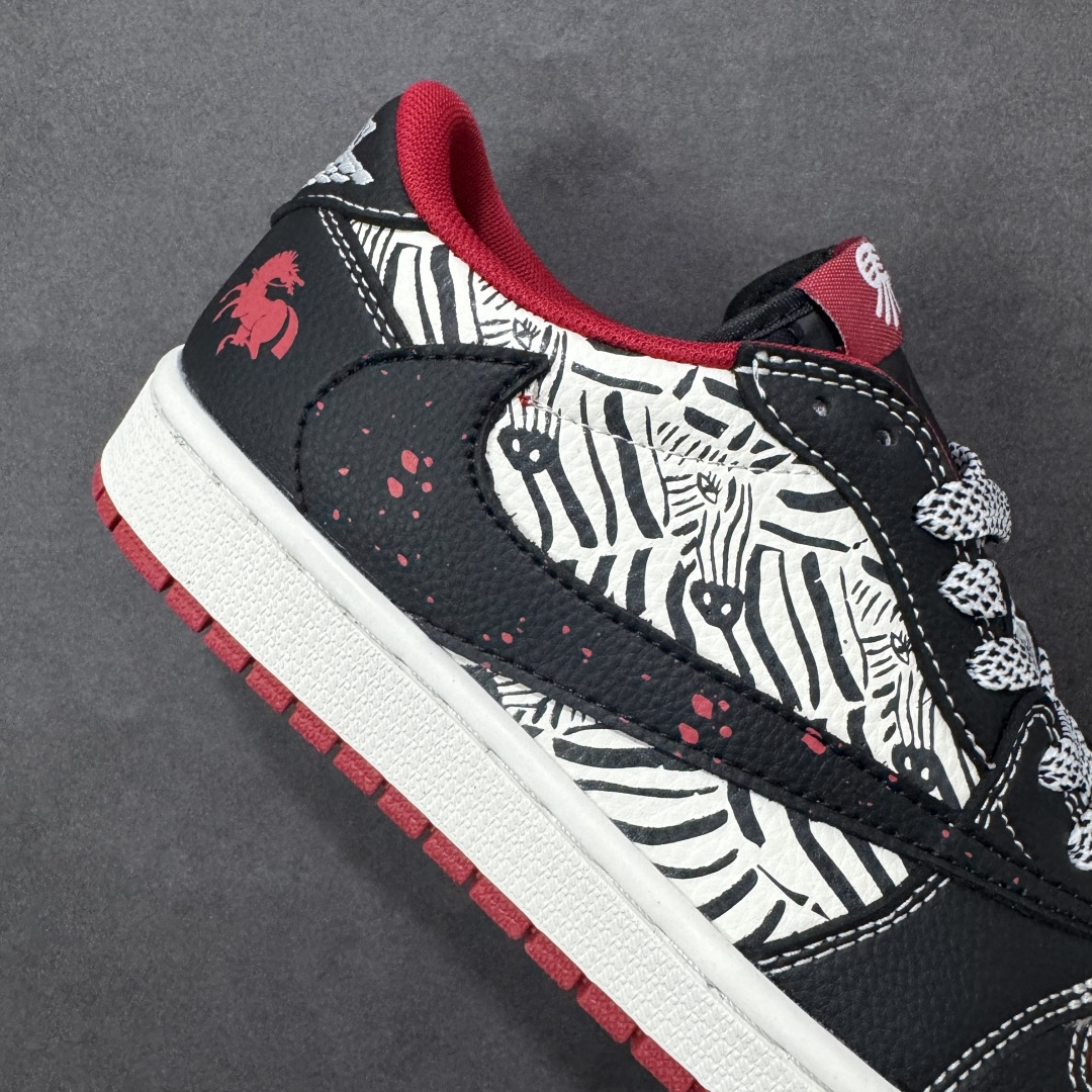 图片[6]-【定制版】2026新款定制限量发售高端定制 倒钩三方联名 Travis Scott x Fragment Design x Jordan Air Jordan 1 Low OG SP “马年限定联名——黑红斑马”- 经典黑红撞色+斑马纹爆裂纹，自带狂野街头基因，回头率200%。鞋身暗藏奔马刺绣，呼应2026马年主题，专属仪式感拉满 #定制鞋盒 大厂纯原品质出货 超高清洁度 皮料切割干净无任何毛边 细节完美 货号：DZ2688-109 尺码：36 36.5 37.5 38 38.5 39 40 40.5 41 42 42.5 43 44 44.5 45-选品中心