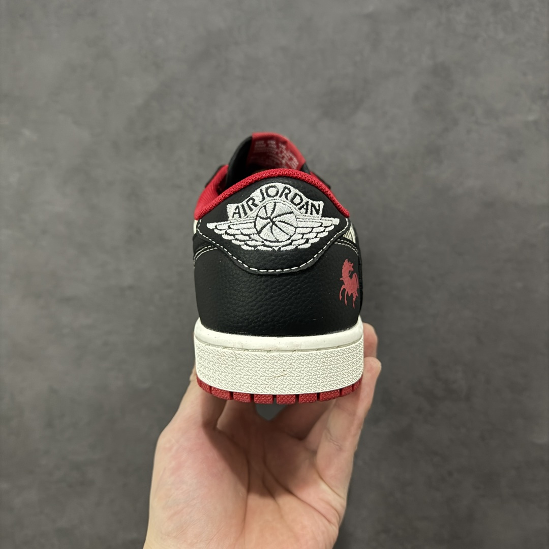图片[4]-【定制版】2026新款定制限量发售高端定制 倒钩三方联名 Travis Scott x Fragment Design x Jordan Air Jordan 1 Low OG SP “马年限定联名——黑红斑马”- 经典黑红撞色+斑马纹爆裂纹，自带狂野街头基因，回头率200%。鞋身暗藏奔马刺绣，呼应2026马年主题，专属仪式感拉满 #定制鞋盒 大厂纯原品质出货 超高清洁度 皮料切割干净无任何毛边 细节完美 货号：DZ2688-109 尺码：36 36.5 37.5 38 38.5 39 40 40.5 41 42 42.5 43 44 44.5 45-选品中心