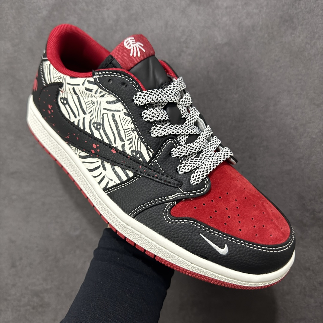 图片[3]-【定制版】2026新款定制限量发售高端定制 倒钩三方联名 Travis Scott x Fragment Design x Jordan Air Jordan 1 Low OG SP “马年限定联名——黑红斑马”- 经典黑红撞色+斑马纹爆裂纹，自带狂野街头基因，回头率200%。鞋身暗藏奔马刺绣，呼应2026马年主题，专属仪式感拉满 #定制鞋盒 大厂纯原品质出货 超高清洁度 皮料切割干净无任何毛边 细节完美 货号：DZ2688-109 尺码：36 36.5 37.5 38 38.5 39 40 40.5 41 42 42.5 43 44 44.5 45-选品中心