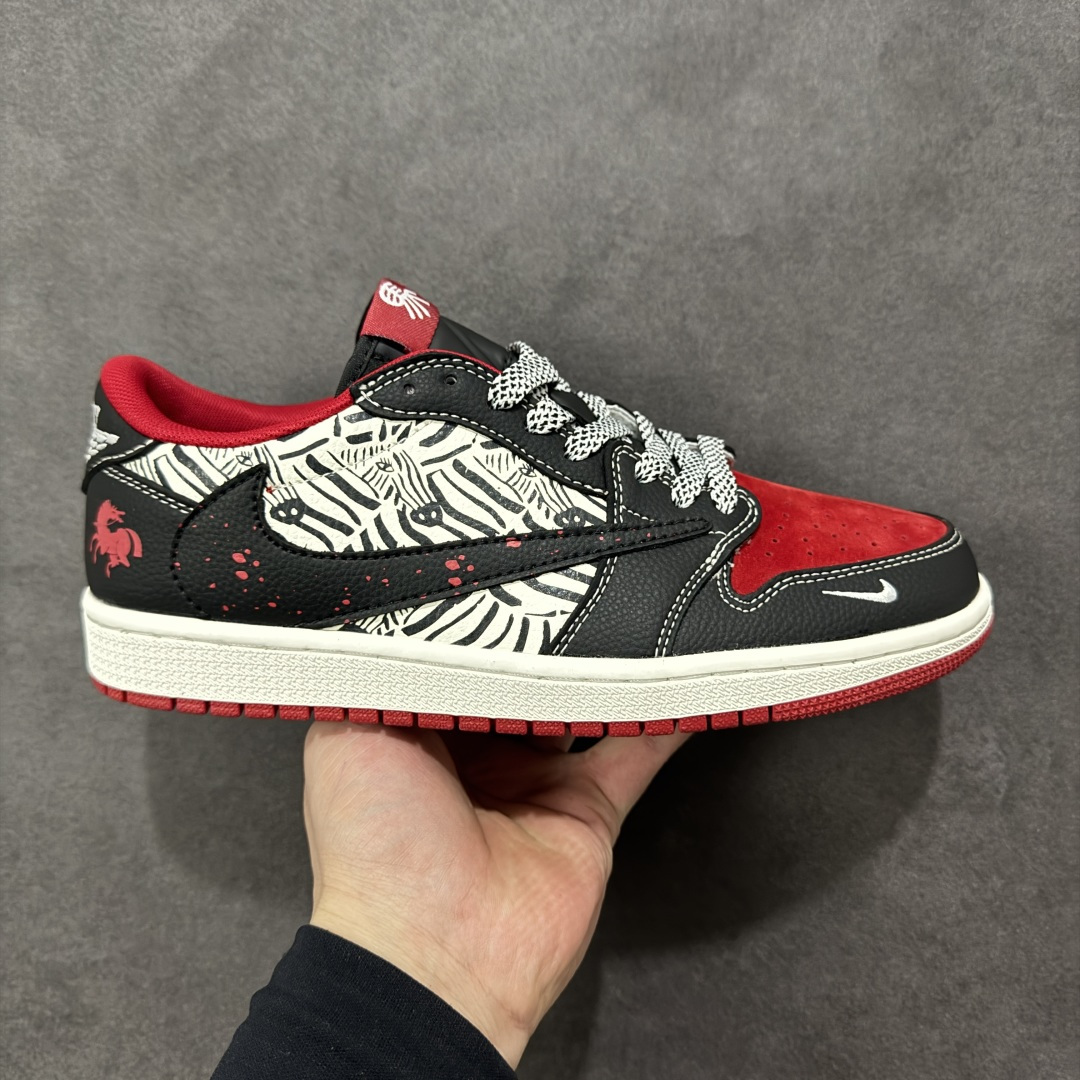 【定制版】2026新款定制限量发售高端定制 倒钩三方联名 Travis Scott x Fragment Design x Jordan Air Jordan 1 Low OG SP “马年限定联名------黑红斑马”- 经典黑红撞色+斑马纹爆裂纹，自带狂野街头基因，回头率200%。鞋身暗藏奔马刺绣，呼应2026马年主题，专属仪式感拉满 #定制鞋盒 大厂纯原品质出货 超高清洁度 皮料切割干净无任何毛边 细节完美 货号：DZ2688-109 尺码：36 36.5 37.5 38 38.5 39 40 40.5 41 42 42.5 43 44 44.5 45-选品中心