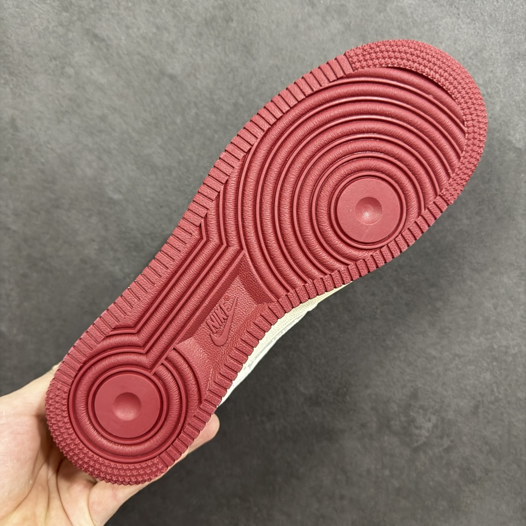 图片[9]-【定制版】马年开运福运满格 AIR FORCE 1 这双马年定制款Air Force 1以米白为主调，酒红大底点缀年味十足，“马年大吉”与“福”字刺绣直接拉满新年氛围感，搭配红黑撞色鞋带与吉祥挂饰，细节处尽显巧思。经典Air气垫保障日常舒适，麂皮与皮革拼接材质质感升级，无论是新年走亲访友还是日常出街，都能让你脚踩福运、潮范十足，轻松成为街头焦点。 货号：FC1688-261 尺码：36 36.5 37.5 38 38.5 39 40 40.5 41 42 42.5 43 44 44.5 45-选品中心
