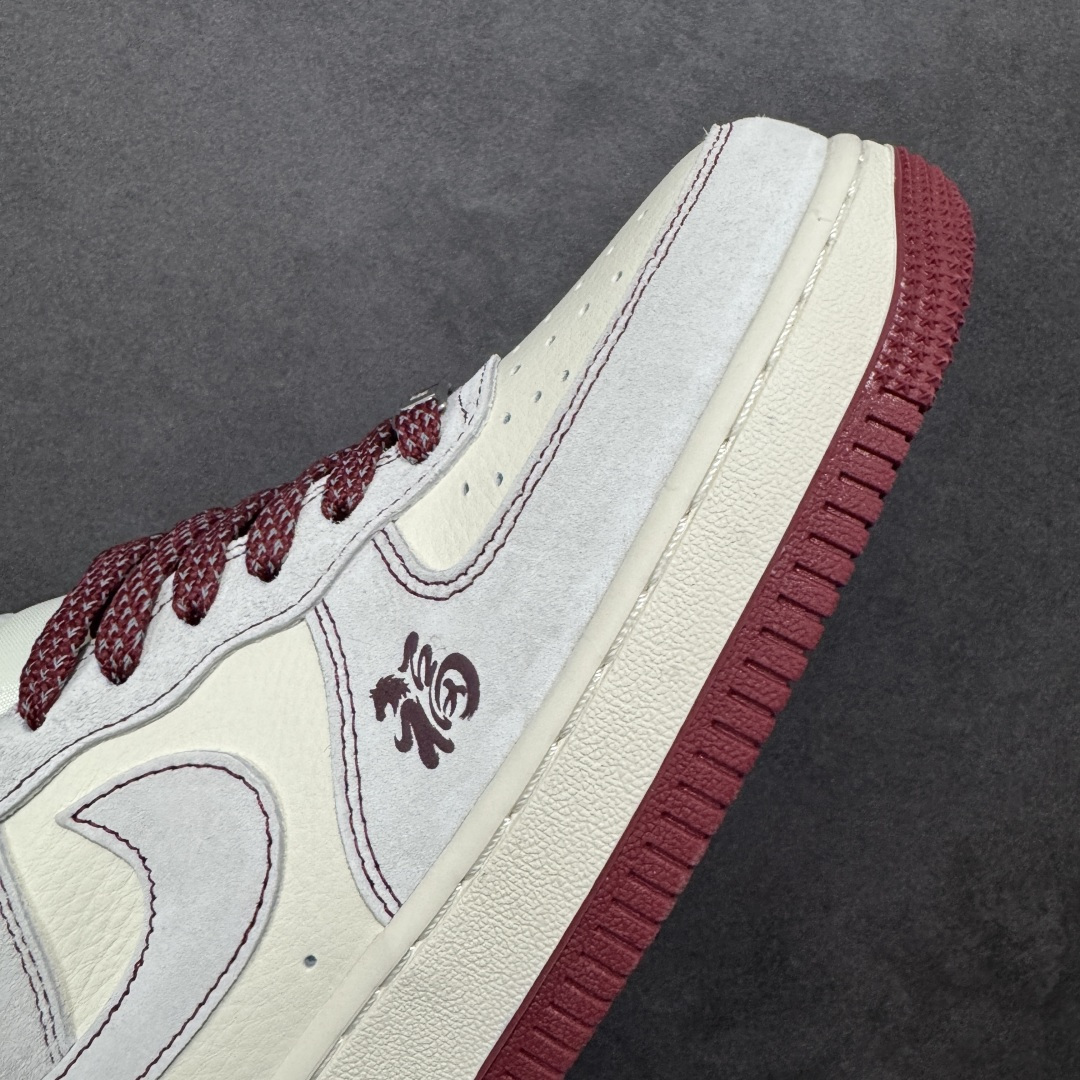 图片[5]-【定制版】马年开运福运满格 AIR FORCE 1 这双马年定制款Air Force 1以米白为主调，酒红大底点缀年味十足，“马年大吉”与“福”字刺绣直接拉满新年氛围感，搭配红黑撞色鞋带与吉祥挂饰，细节处尽显巧思。经典Air气垫保障日常舒适，麂皮与皮革拼接材质质感升级，无论是新年走亲访友还是日常出街，都能让你脚踩福运、潮范十足，轻松成为街头焦点。 货号：FC1688-261 尺码：36 36.5 37.5 38 38.5 39 40 40.5 41 42 42.5 43 44 44.5 45-选品中心