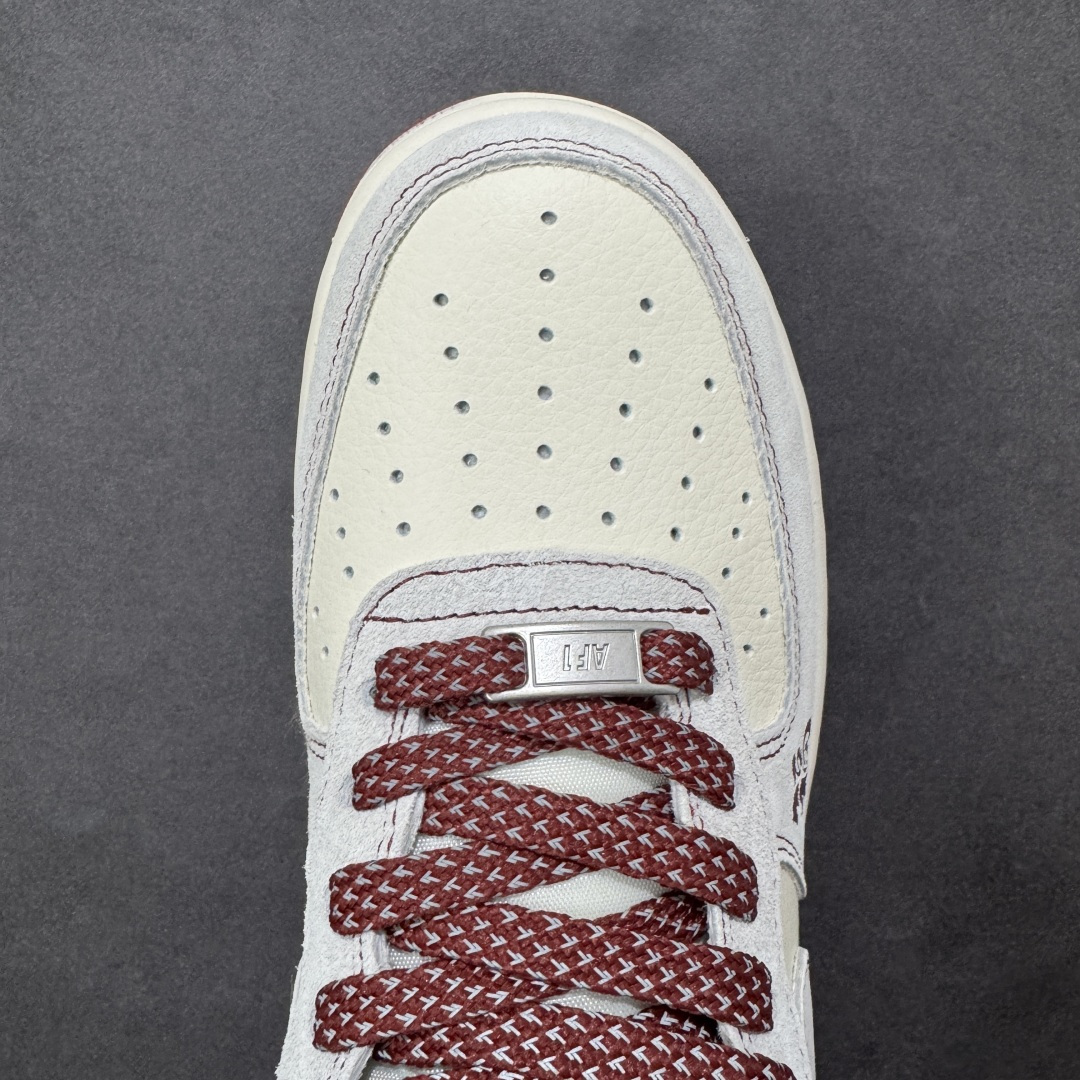 图片[8]-【定制版】马年开运福运满格 AIR FORCE 1 这双马年定制款Air Force 1以米白为主调，酒红大底点缀年味十足，“马年大吉”与“福”字刺绣直接拉满新年氛围感，搭配红黑撞色鞋带与吉祥挂饰，细节处尽显巧思。经典Air气垫保障日常舒适，麂皮与皮革拼接材质质感升级，无论是新年走亲访友还是日常出街，都能让你脚踩福运、潮范十足，轻松成为街头焦点。 货号：FC1688-261 尺码：36 36.5 37.5 38 38.5 39 40 40.5 41 42 42.5 43 44 44.5 45-选品中心