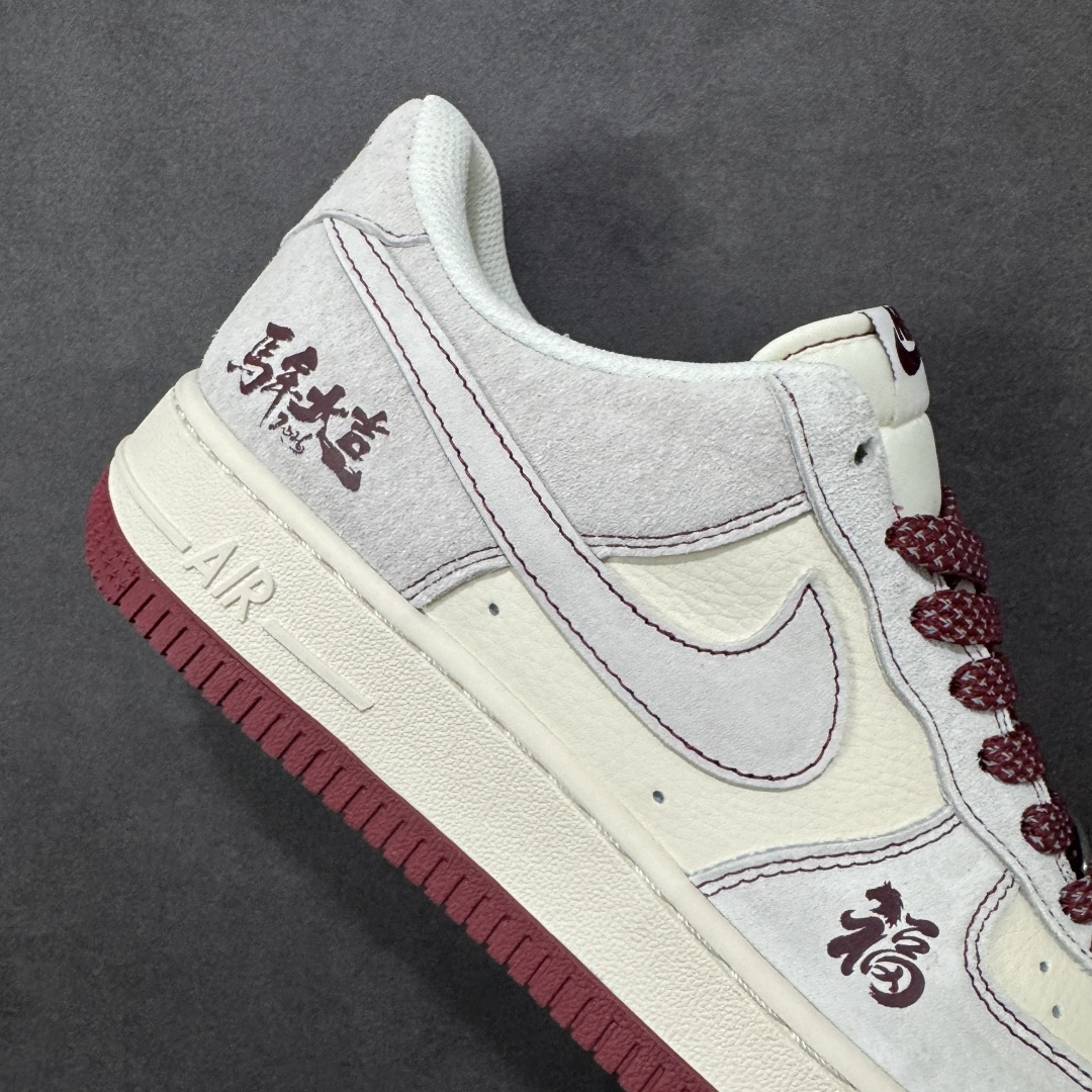 图片[6]-【定制版】马年开运福运满格 AIR FORCE 1 这双马年定制款Air Force 1以米白为主调，酒红大底点缀年味十足，“马年大吉”与“福”字刺绣直接拉满新年氛围感，搭配红黑撞色鞋带与吉祥挂饰，细节处尽显巧思。经典Air气垫保障日常舒适，麂皮与皮革拼接材质质感升级，无论是新年走亲访友还是日常出街，都能让你脚踩福运、潮范十足，轻松成为街头焦点。 货号：FC1688-261 尺码：36 36.5 37.5 38 38.5 39 40 40.5 41 42 42.5 43 44 44.5 45-选品中心