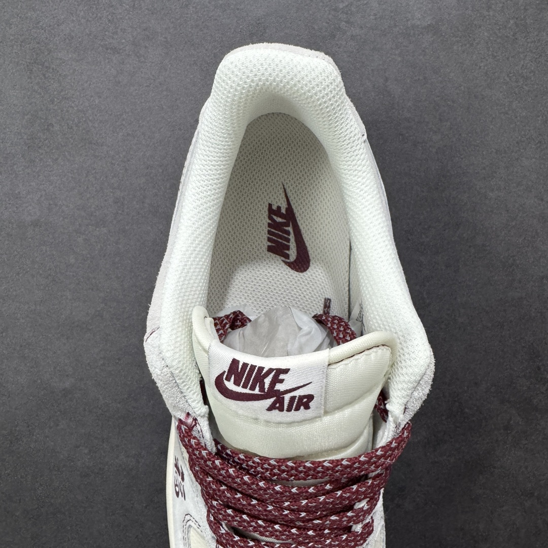 图片[7]-【定制版】马年开运福运满格 AIR FORCE 1 这双马年定制款Air Force 1以米白为主调，酒红大底点缀年味十足，“马年大吉”与“福”字刺绣直接拉满新年氛围感，搭配红黑撞色鞋带与吉祥挂饰，细节处尽显巧思。经典Air气垫保障日常舒适，麂皮与皮革拼接材质质感升级，无论是新年走亲访友还是日常出街，都能让你脚踩福运、潮范十足，轻松成为街头焦点。 货号：FC1688-261 尺码：36 36.5 37.5 38 38.5 39 40 40.5 41 42 42.5 43 44 44.5 45-选品中心