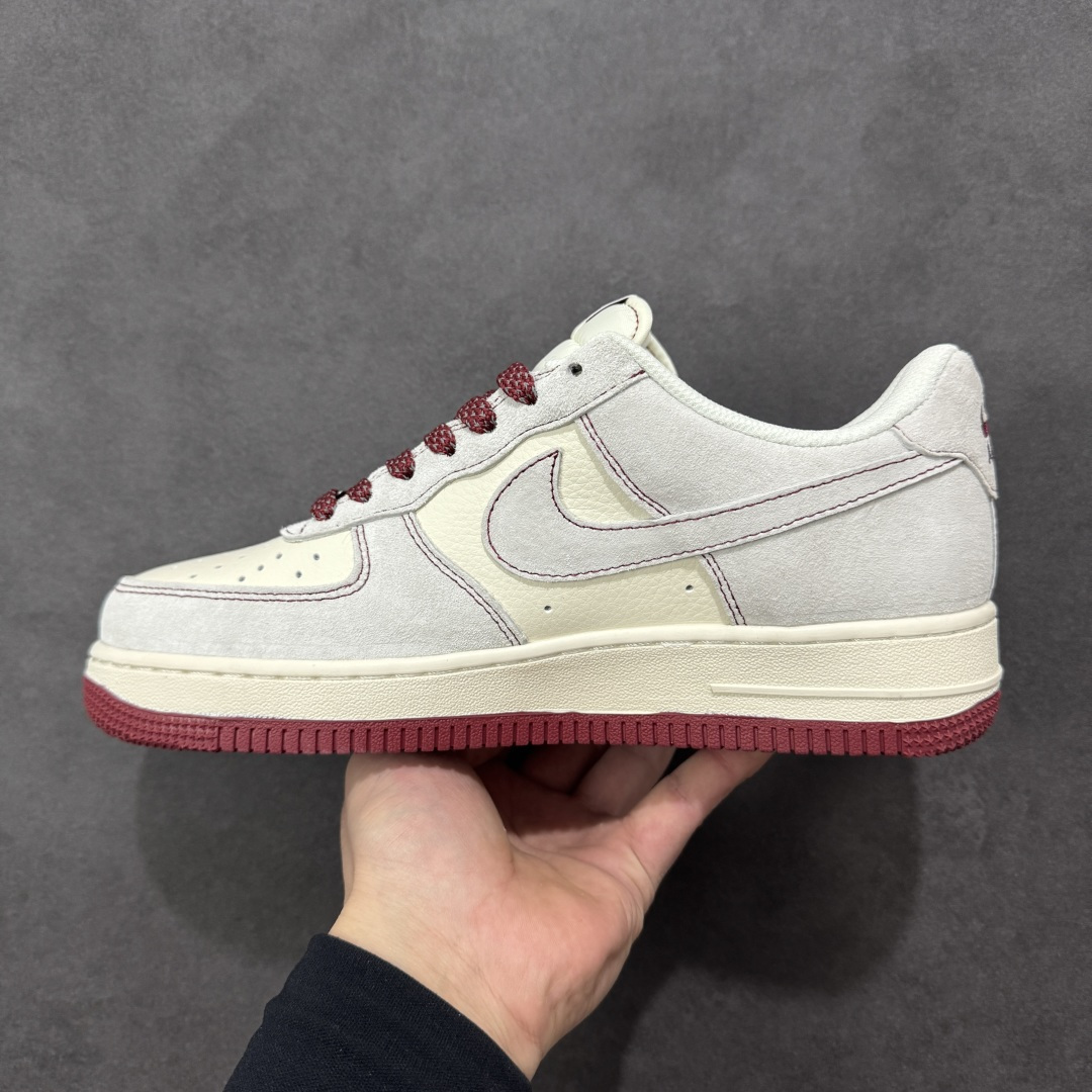 图片[2]-【定制版】马年开运福运满格 AIR FORCE 1 这双马年定制款Air Force 1以米白为主调，酒红大底点缀年味十足，“马年大吉”与“福”字刺绣直接拉满新年氛围感，搭配红黑撞色鞋带与吉祥挂饰，细节处尽显巧思。经典Air气垫保障日常舒适，麂皮与皮革拼接材质质感升级，无论是新年走亲访友还是日常出街，都能让你脚踩福运、潮范十足，轻松成为街头焦点。 货号：FC1688-261 尺码：36 36.5 37.5 38 38.5 39 40 40.5 41 42 42.5 43 44 44.5 45-选品中心