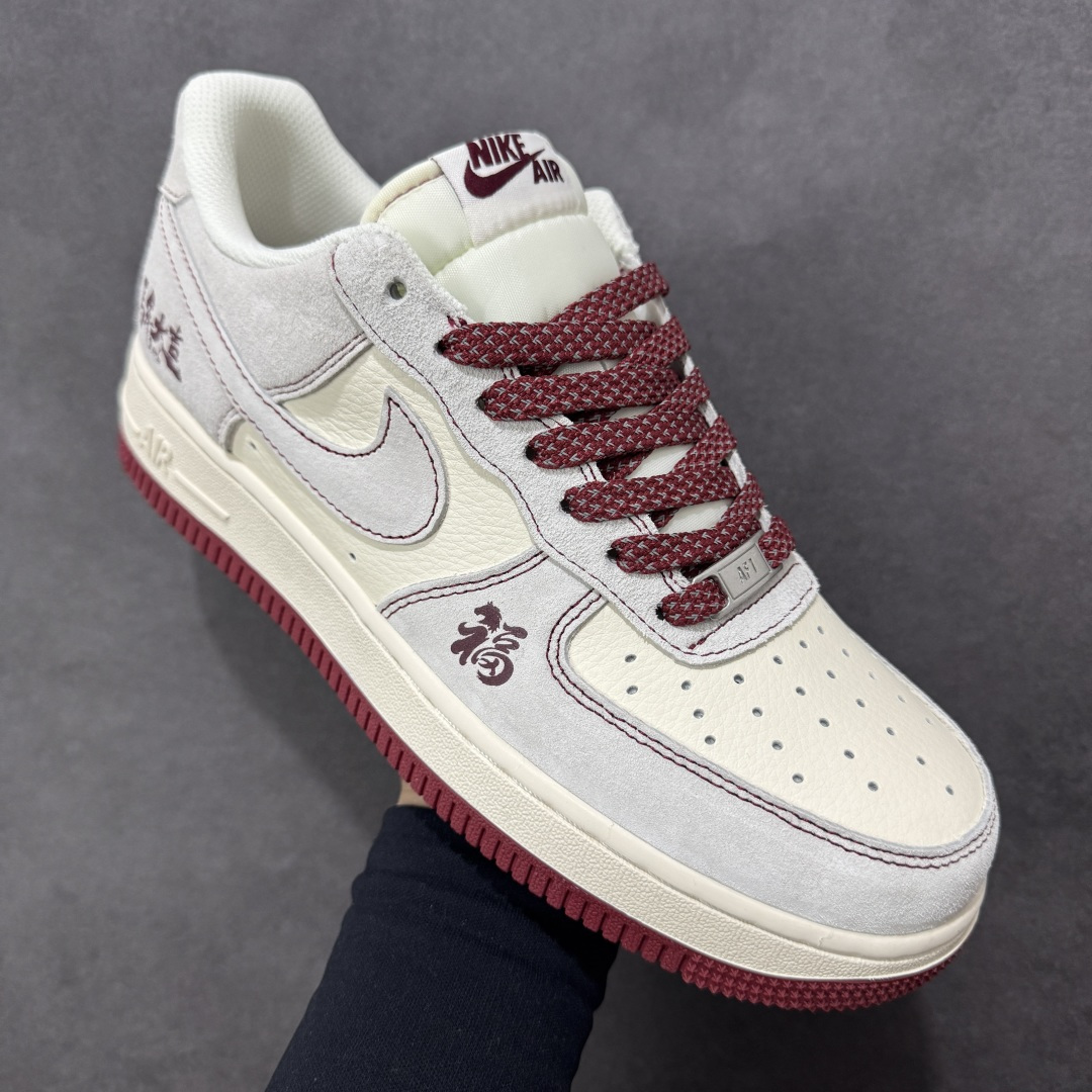 图片[3]-【定制版】马年开运福运满格 AIR FORCE 1 这双马年定制款Air Force 1以米白为主调，酒红大底点缀年味十足，“马年大吉”与“福”字刺绣直接拉满新年氛围感，搭配红黑撞色鞋带与吉祥挂饰，细节处尽显巧思。经典Air气垫保障日常舒适，麂皮与皮革拼接材质质感升级，无论是新年走亲访友还是日常出街，都能让你脚踩福运、潮范十足，轻松成为街头焦点。 货号：FC1688-261 尺码：36 36.5 37.5 38 38.5 39 40 40.5 41 42 42.5 43 44 44.5 45-选品中心