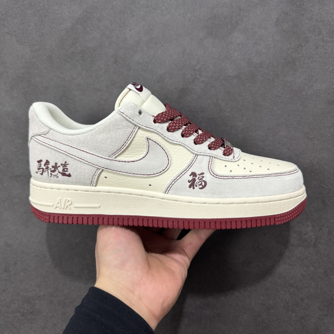 【定制版】马年开运福运满格 AIR FORCE 1 这双马年定制款Air Force 1以米白为主调，酒红大底点缀年味十足，“马年大吉”与“福”字刺绣直接拉满新年氛围感，搭配红黑撞色鞋带与吉祥挂饰，细节处尽显巧思。经典Air气垫保障日常舒适，麂皮与皮革拼接材质质感升级，无论是新年走亲访友还是日常出街，都能让你脚踩福运、潮范十足，轻松成为街头焦点。 货号：FC1688-261 尺码：36 36.5 37.5 38 38.5 39 40 40.5 41 42 42.5 43 44 44.5 45-选品中心