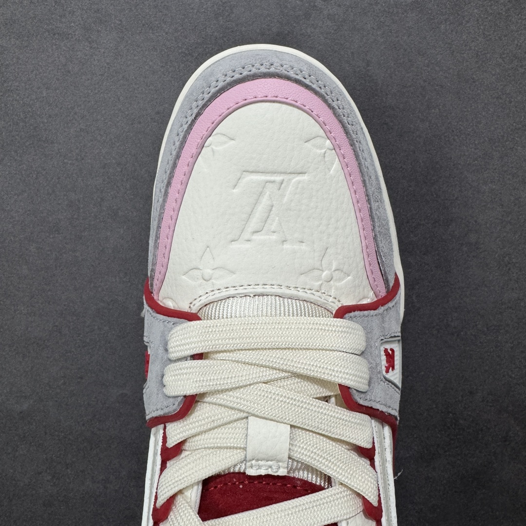 图片[7]-【纯原版】中国红礼盒 Louis Vuitton Trainer 路易威登LV 低帮 马年限定 白金色 驴牌圆头字母签名皮革低邦时尚板鞋运动鞋系列 采用圆头系带设计，简约大方，清新又不失奢华感，独特造型轻松吸引众人目光。鞋面由顶级材质精心打造，质感细腻柔软，彰显卓越品质；作为男装艺术总监Virgil Abloh的挚爱作品，LV Trainer运动鞋此次取材MonogramL压纹小牛皮，搭配点缀Monograma花卉的创新注胶外底。 原楦原纸版开模，鞋型立体饱满 零毛边、零溢胶、零线头瑕疵 细节与原版一致 区分市面通货 多层叠片＋电脑针车，针距密度一致 Monogram浮雕＋3D高频压纹 多密度发泡中底：支撑回弹媲美专柜 原装橡胶大底：含胶量高、纹路深、双拼接零偏差 ZP级原装包装：专柜款鞋盒＋防尘袋＋说明书 货号：AE5U3BM161N355 尺码：36 37 38 39 40 41 42 43 44 45-选品中心