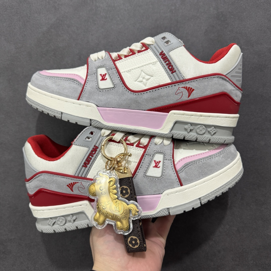 图片[9]-【纯原版】中国红礼盒 Louis Vuitton Trainer 路易威登LV 低帮 马年限定 白金色 驴牌圆头字母签名皮革低邦时尚板鞋运动鞋系列 采用圆头系带设计，简约大方，清新又不失奢华感，独特造型轻松吸引众人目光。鞋面由顶级材质精心打造，质感细腻柔软，彰显卓越品质；作为男装艺术总监Virgil Abloh的挚爱作品，LV Trainer运动鞋此次取材MonogramL压纹小牛皮，搭配点缀Monograma花卉的创新注胶外底。 原楦原纸版开模，鞋型立体饱满 零毛边、零溢胶、零线头瑕疵 细节与原版一致 区分市面通货 多层叠片＋电脑针车，针距密度一致 Monogram浮雕＋3D高频压纹 多密度发泡中底：支撑回弹媲美专柜 原装橡胶大底：含胶量高、纹路深、双拼接零偏差 ZP级原装包装：专柜款鞋盒＋防尘袋＋说明书 货号：AE5U3BM161N355 尺码：36 37 38 39 40 41 42 43 44 45-选品中心
